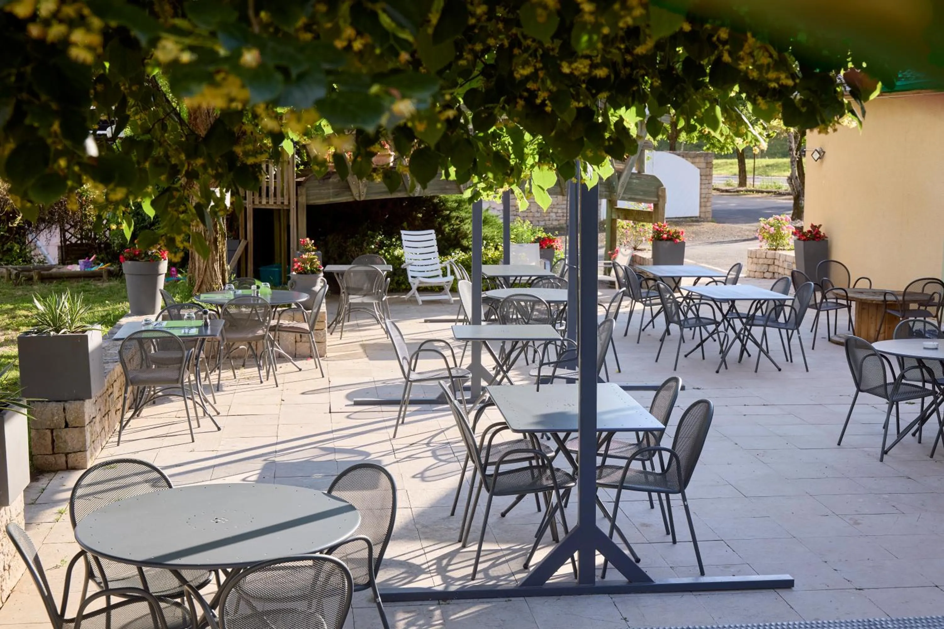 Patio in Hôtel-Restaurant Le Calice Du Gevaudan - A75