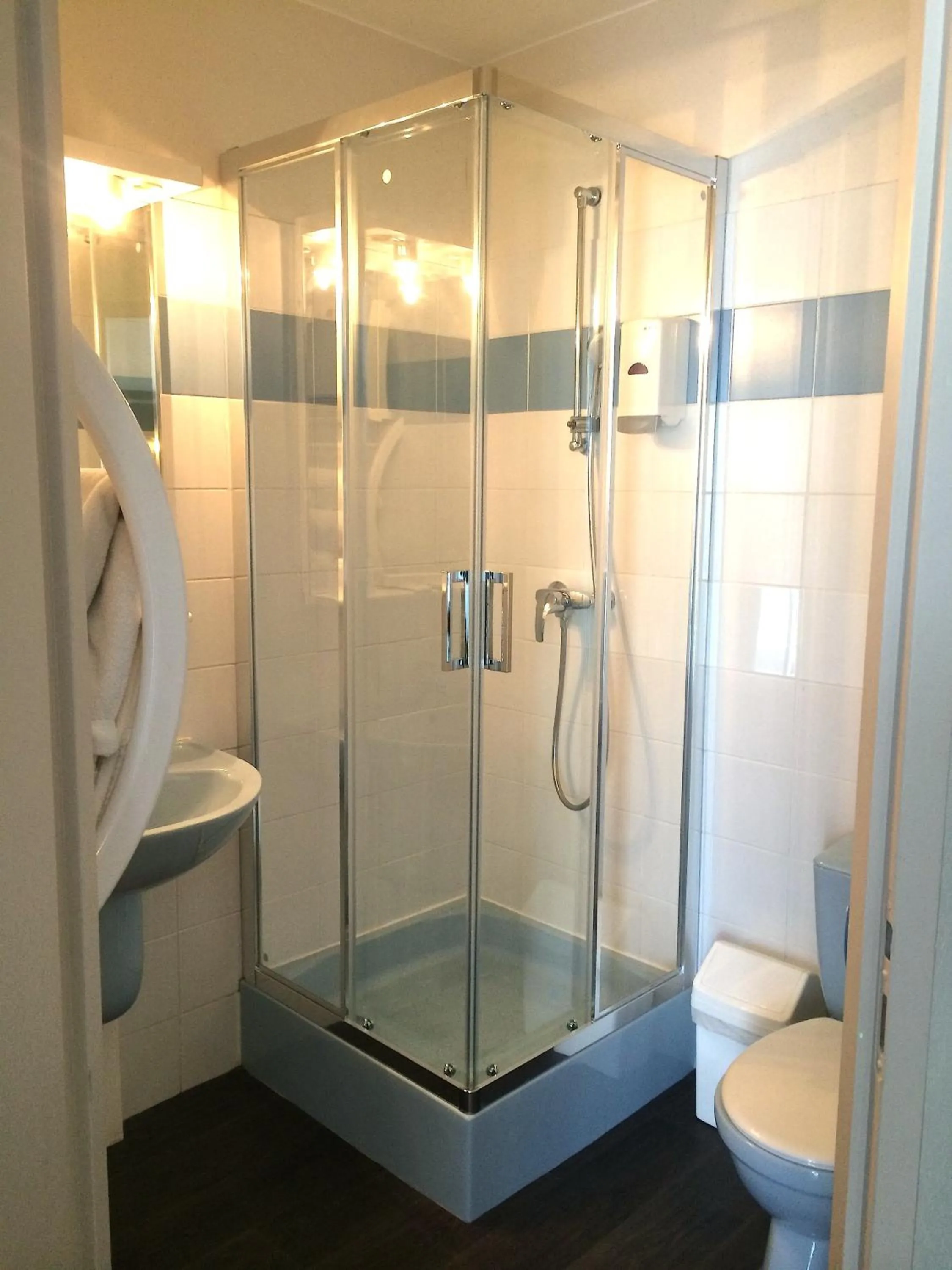 Bathroom in Hôtel-Restaurant Le Calice Du Gevaudan - A75