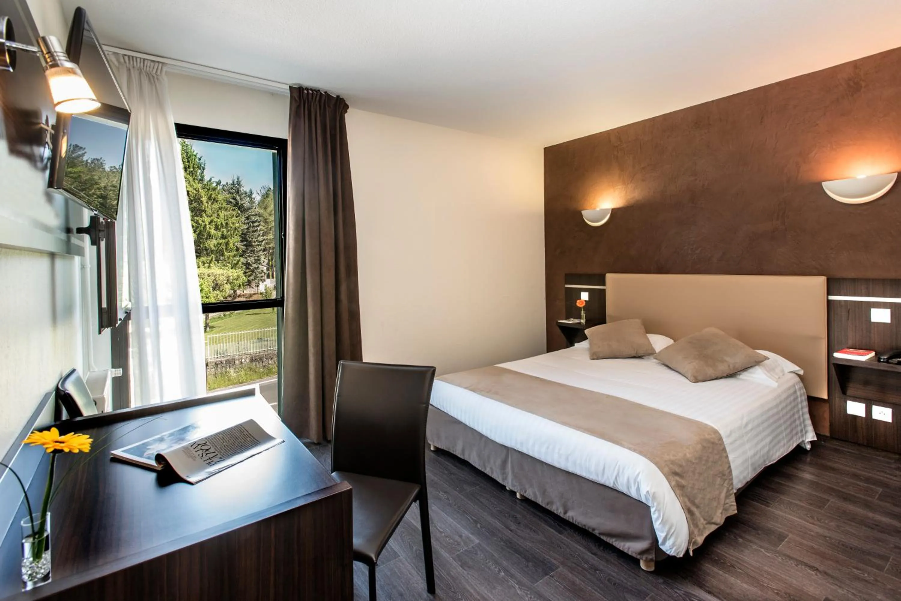 Day, Bed in Hôtel-Restaurant Le Calice Du Gevaudan - A75