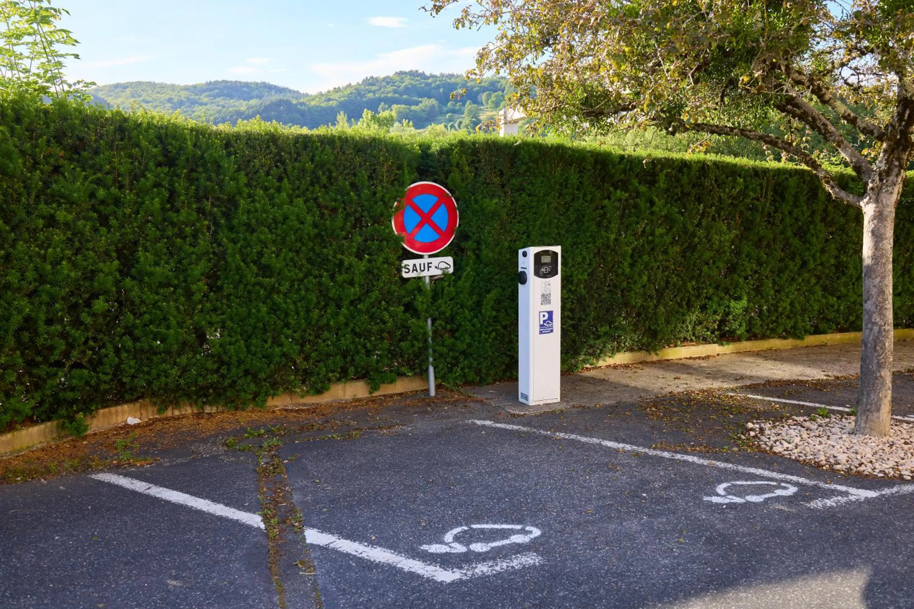 Parking in Hôtel-Restaurant Le Calice Du Gevaudan - A75