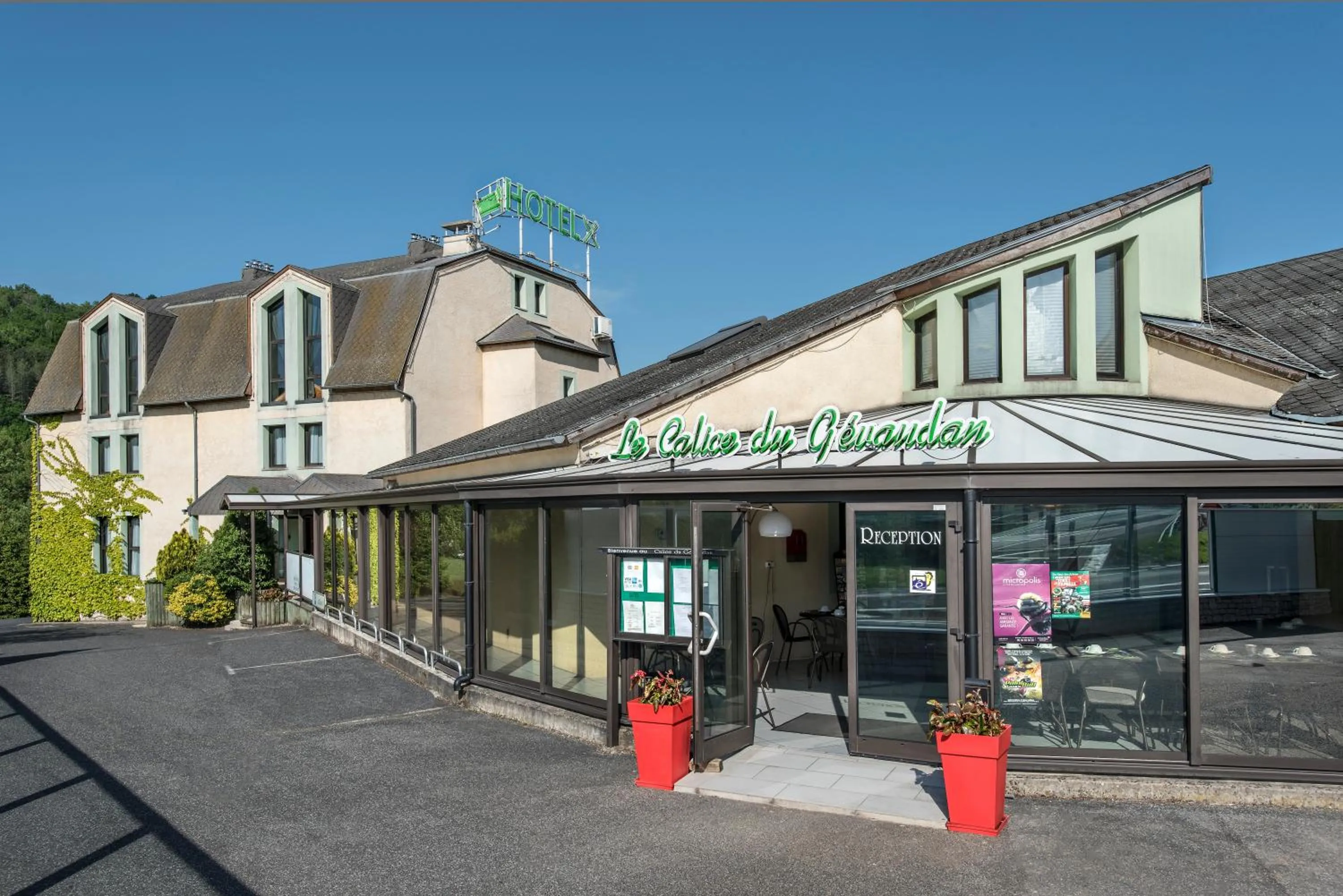 Facade/entrance in Hôtel-Restaurant Le Calice Du Gevaudan - A75