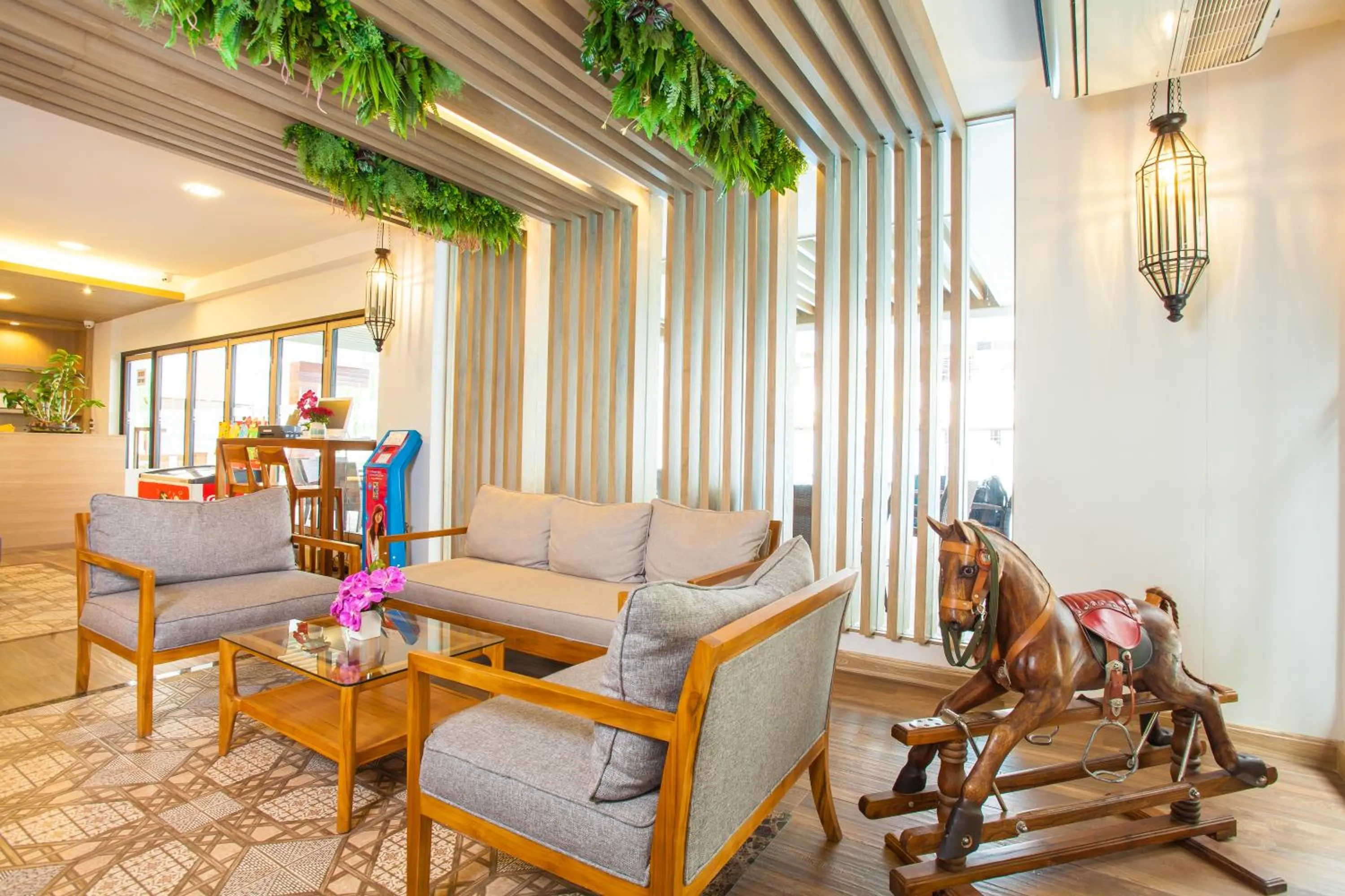 Communal lounge/ TV room in New Siam Palace Ville Hotel