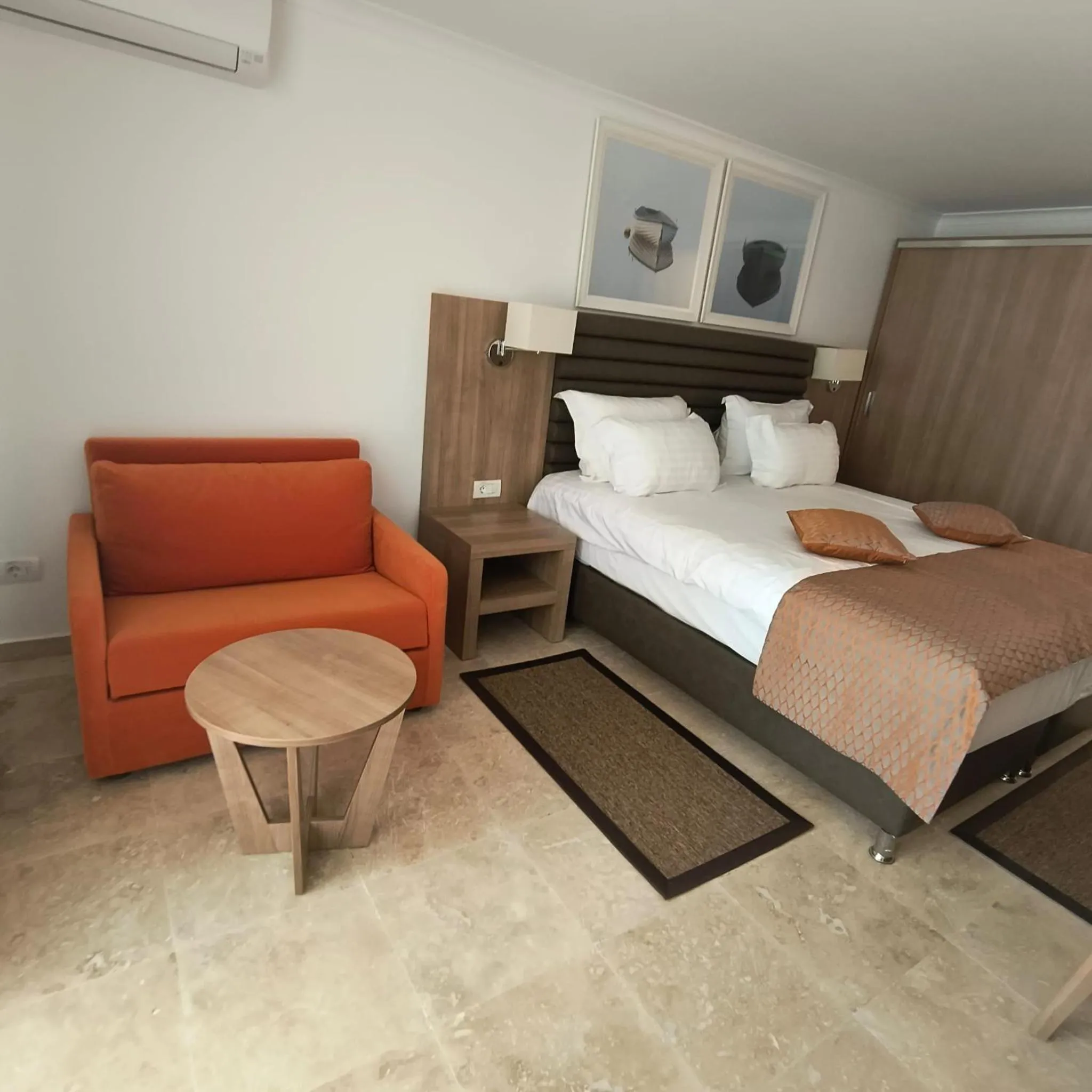 Photo of the whole room, Bed in Hotel Saturn