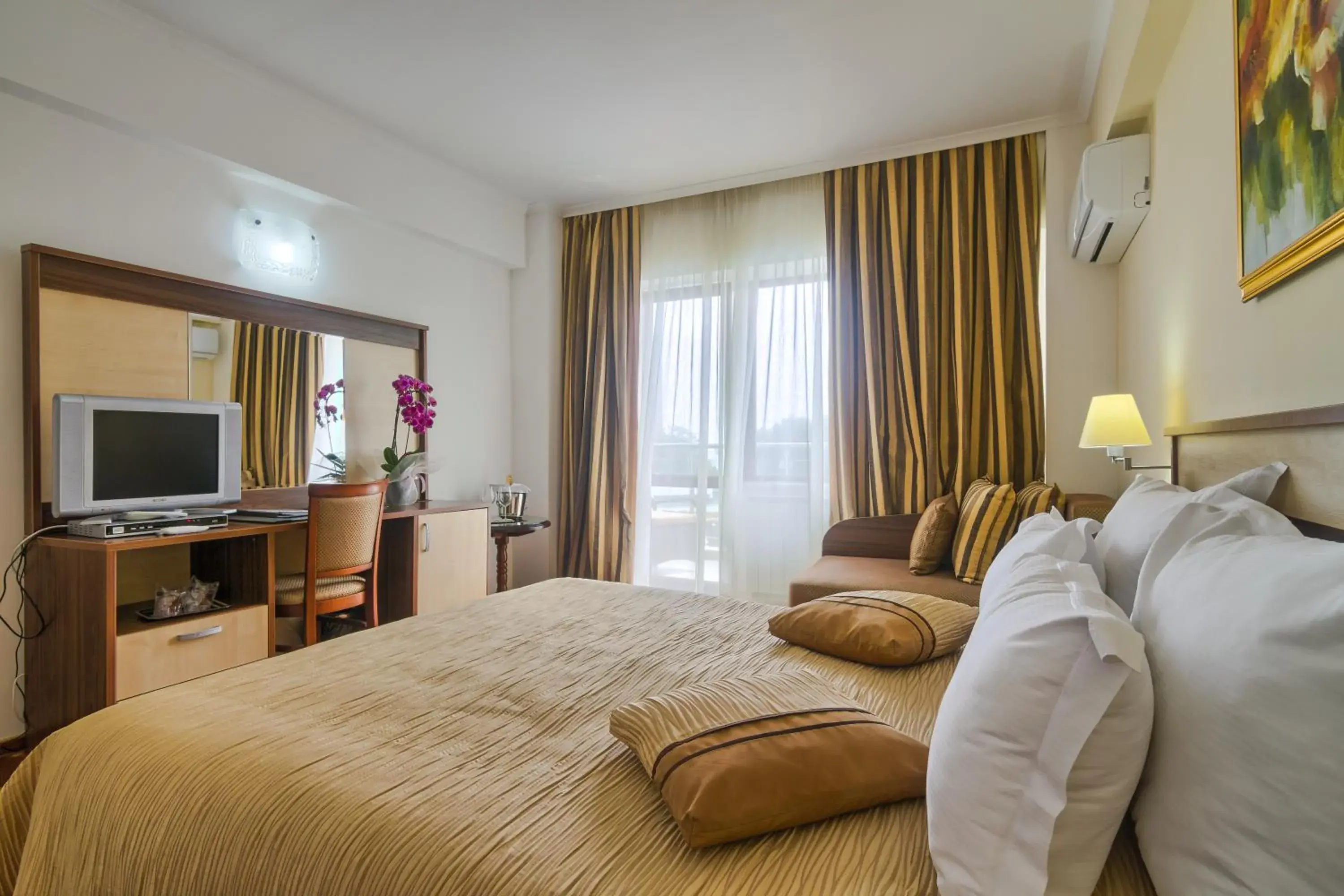 Double Room in Hotel Saturn Double Room in Hotel Saturn