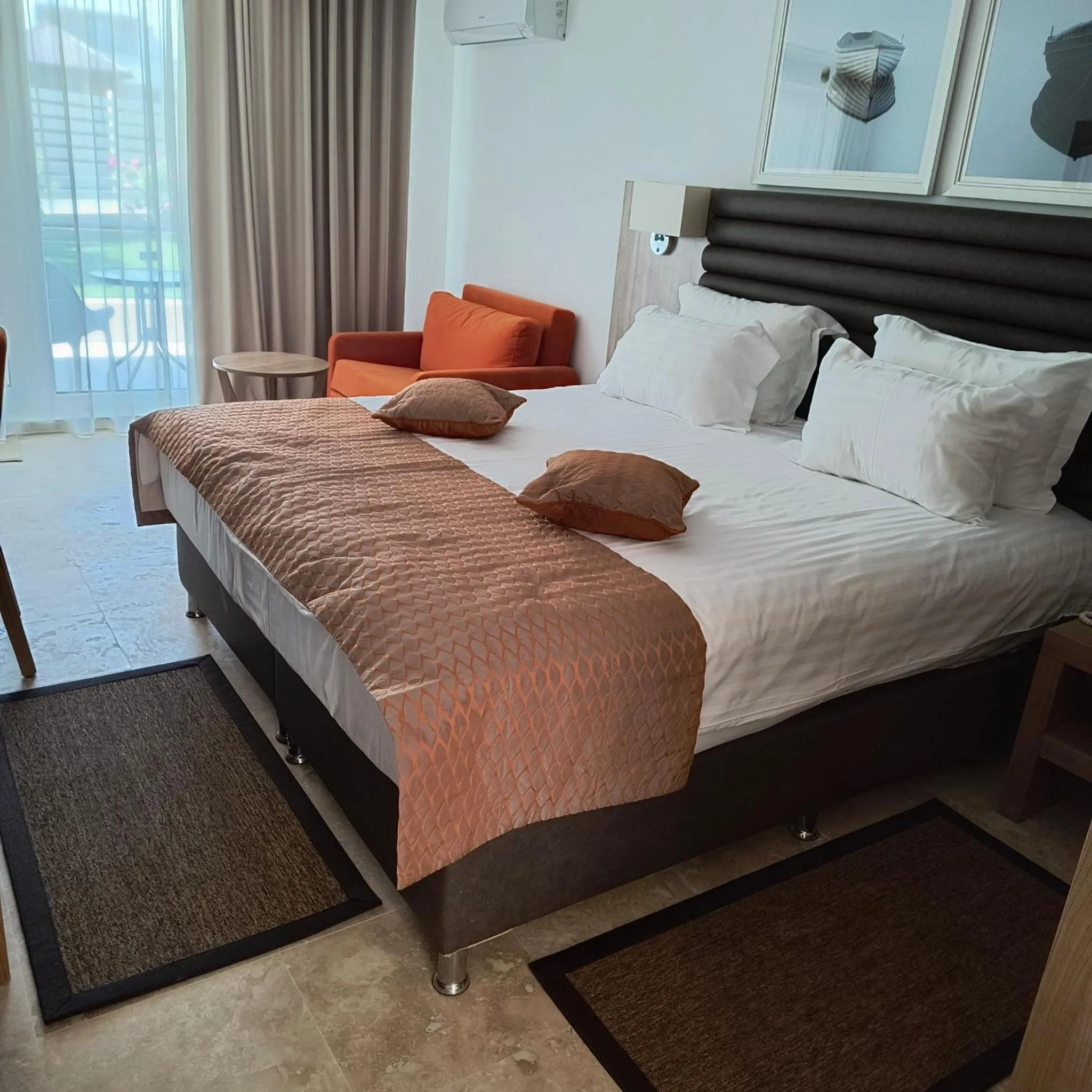 Photo of the whole room, Bed in Hotel Saturn