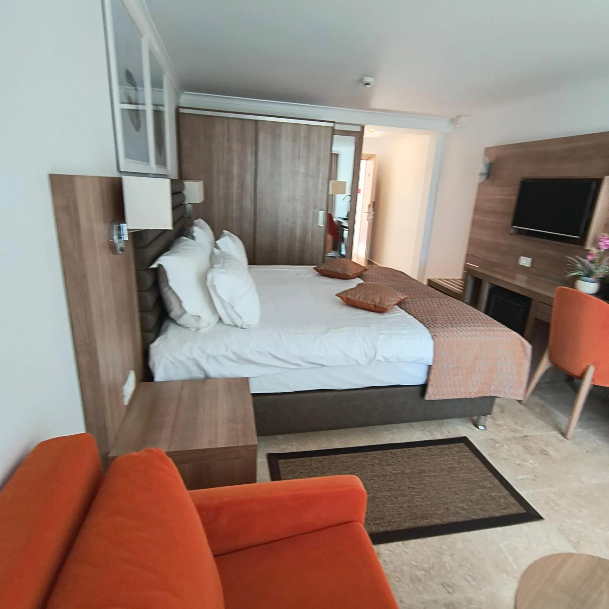 Photo of the whole room, Bed in Hotel Saturn