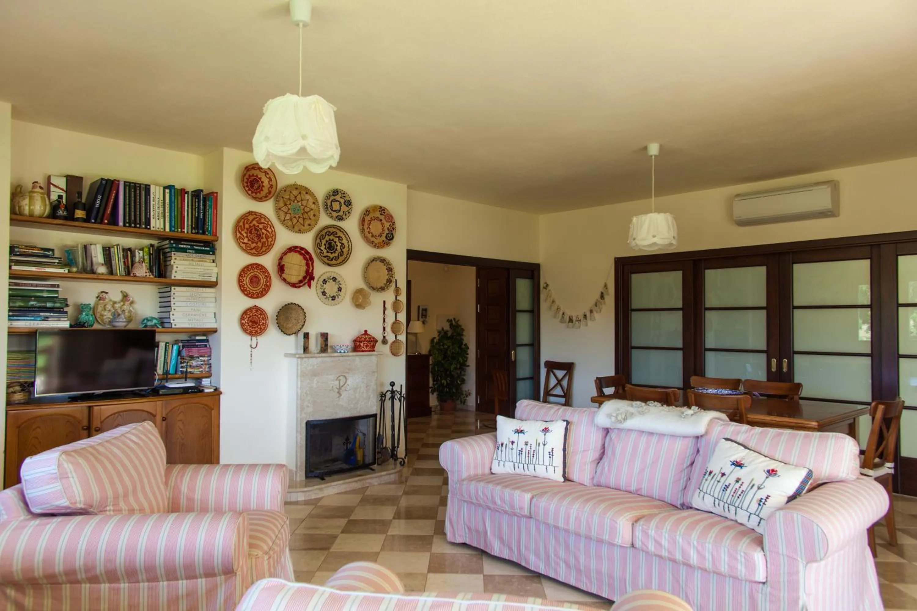 Communal lounge/ TV room in Villa Arzilla Sardegna