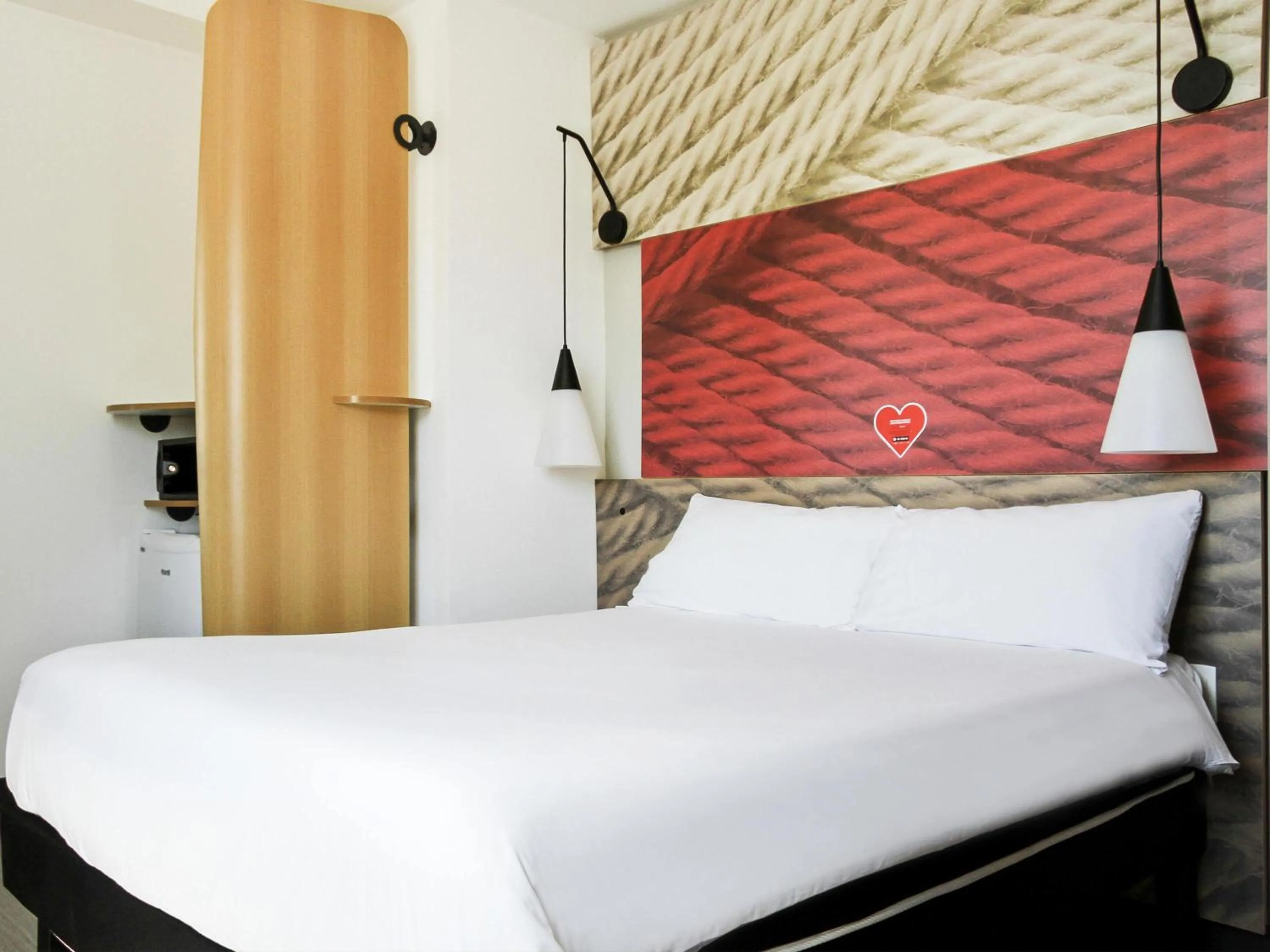 Bedroom, Bed in ibis Osasco