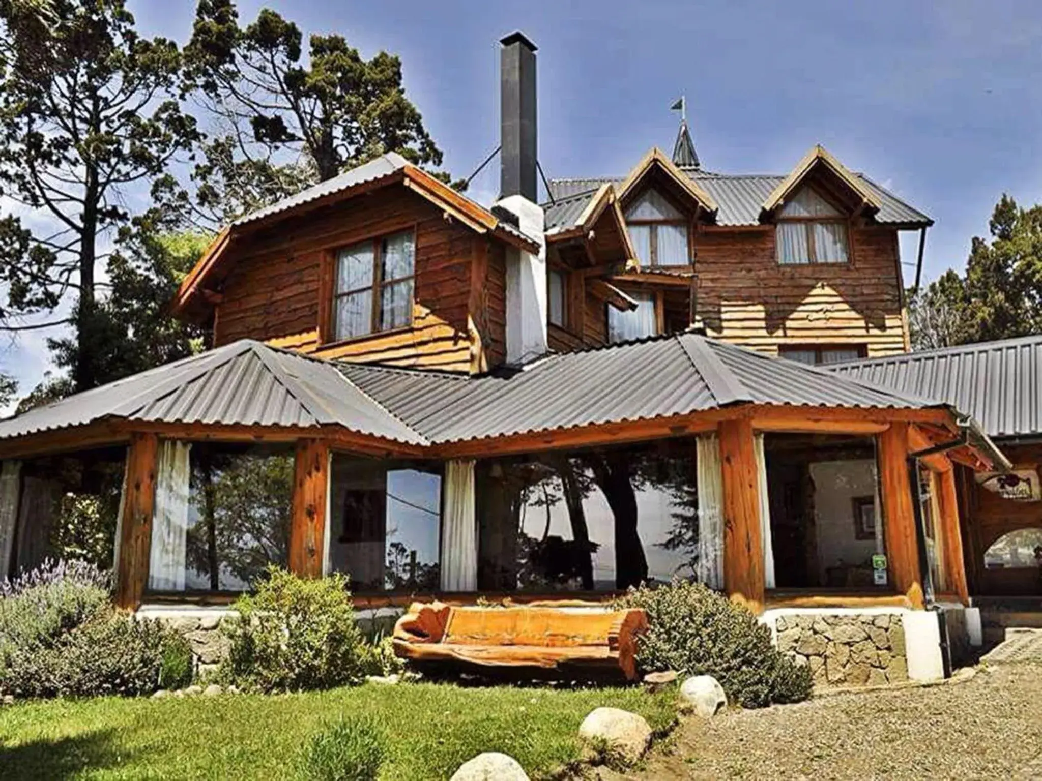 Facade/entrance in HTL La Malinka Facade/entrance in HTL La Malinka