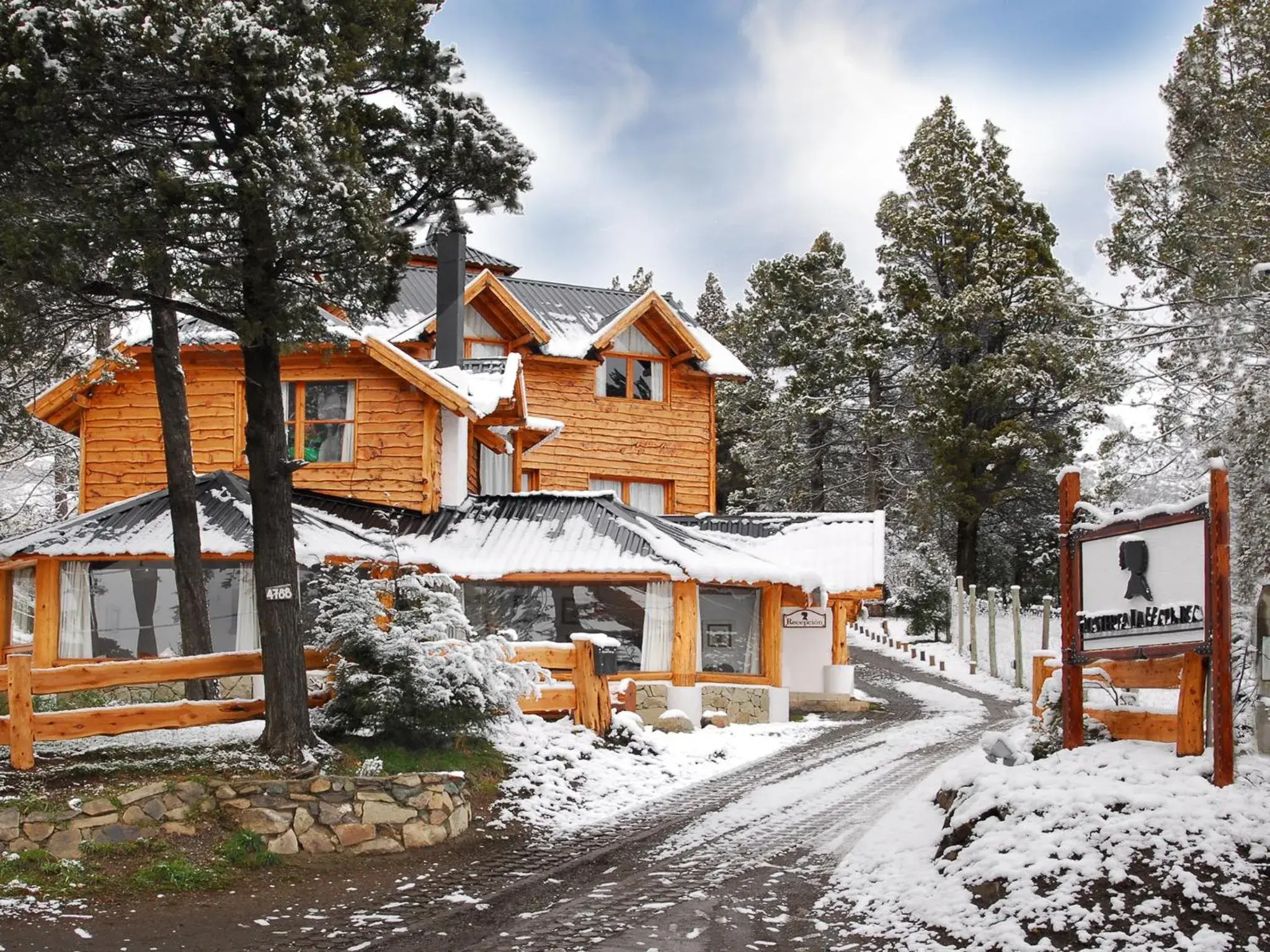 Facade/entrance in HTL La Malinka Facade/entrance in HTL La Malinka