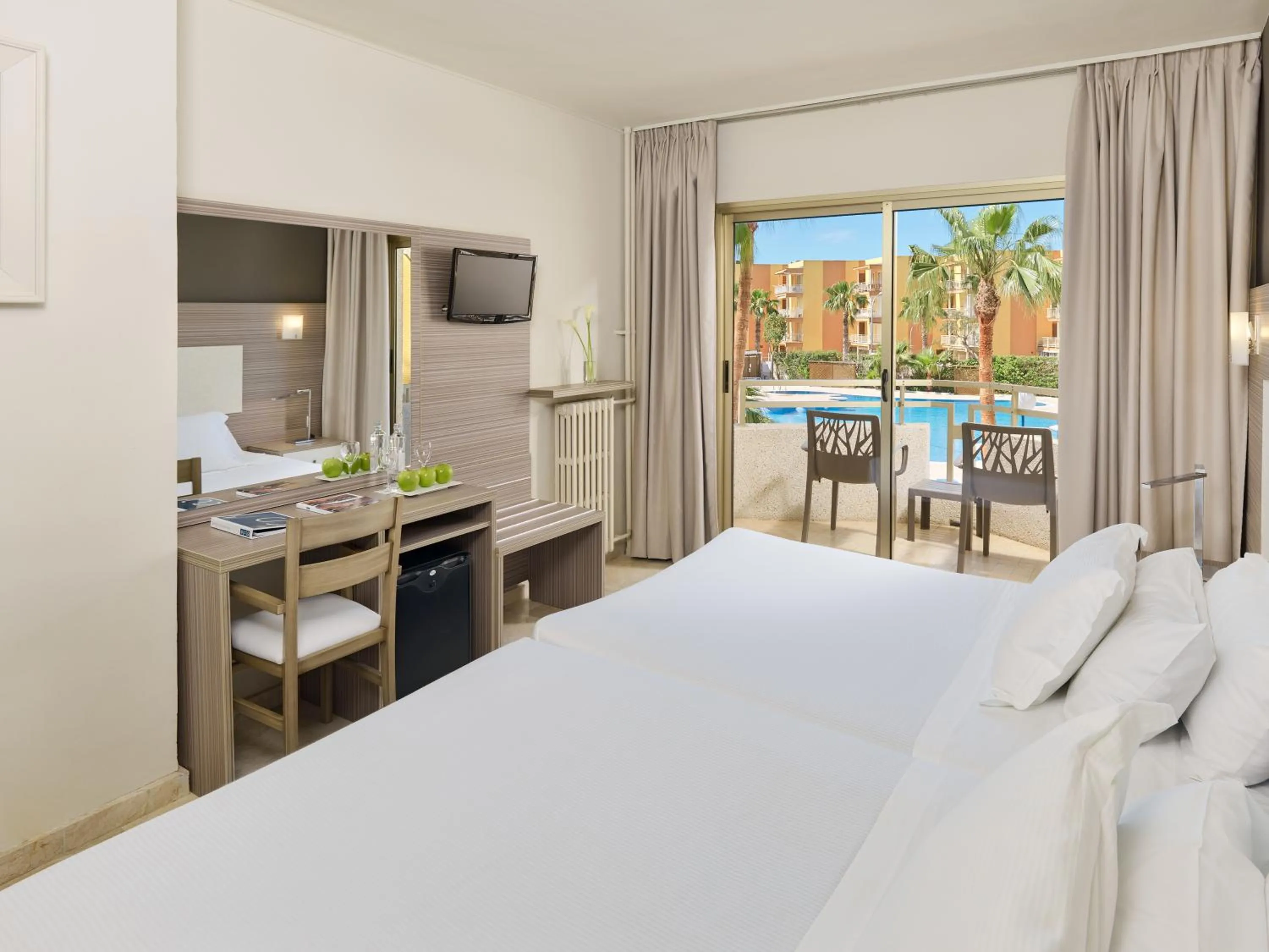 Bedroom, Bed in H10 Cambrils Playa