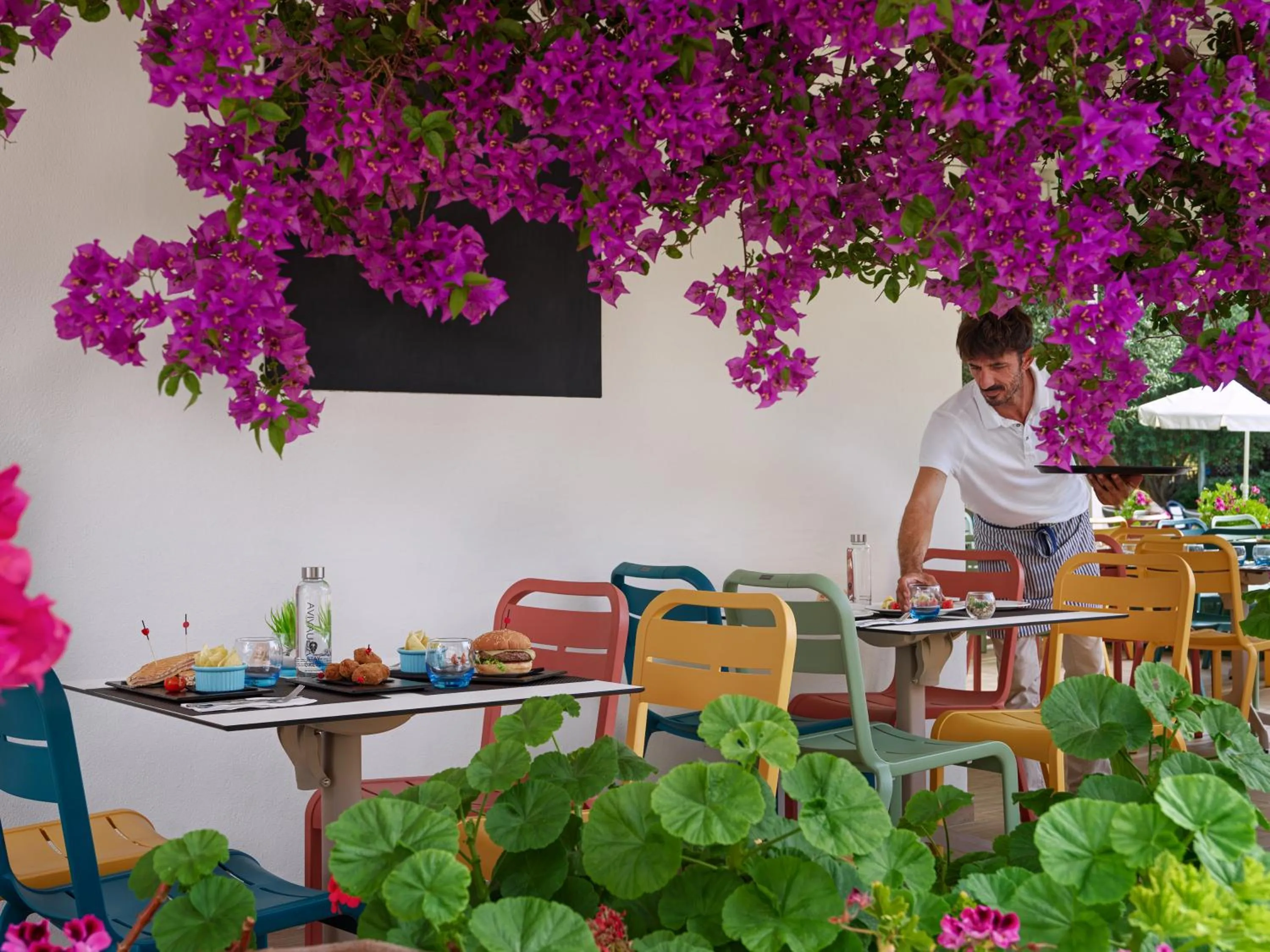 Lounge or bar in H10 Cambrils Playa