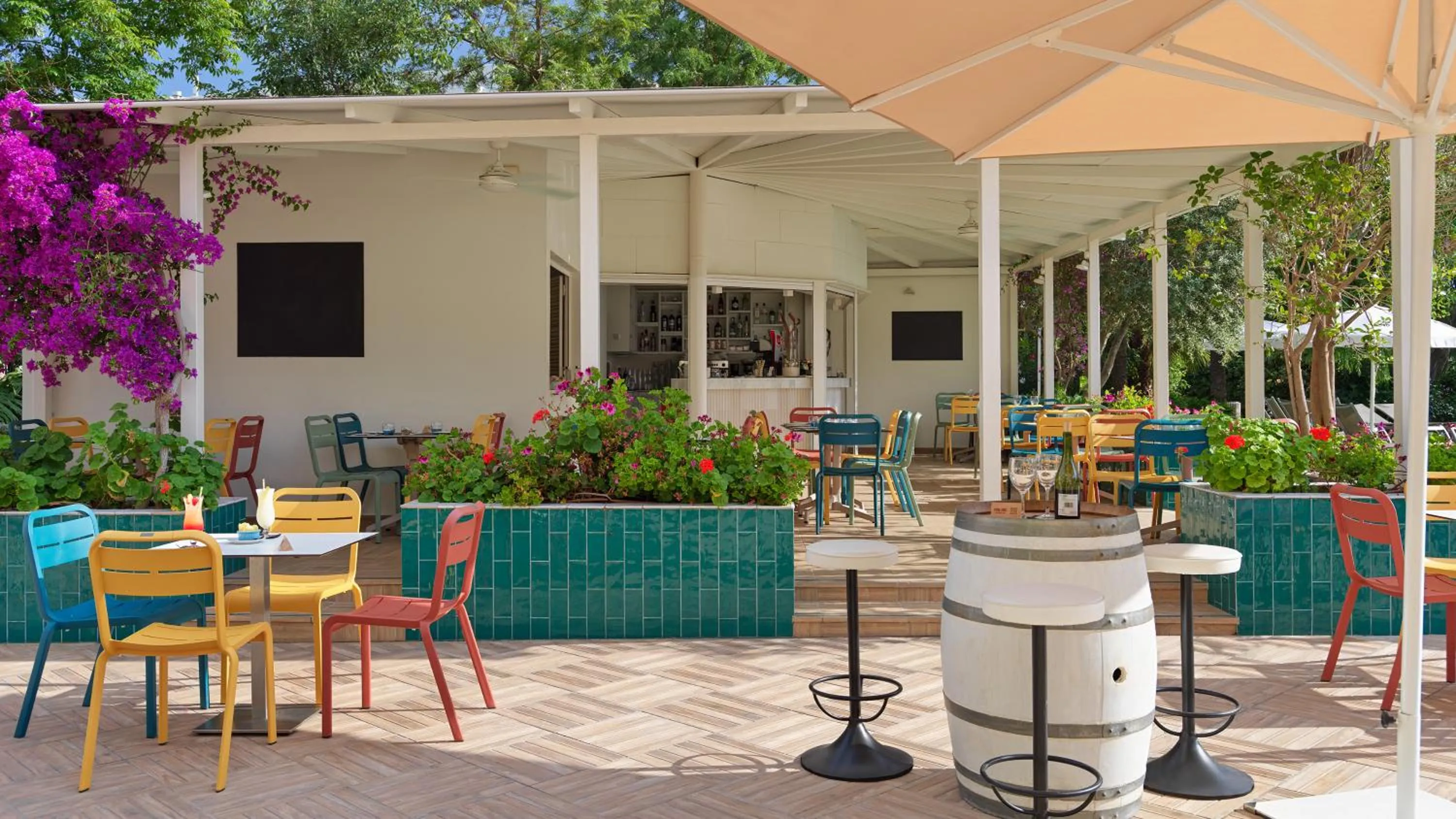 Lounge or bar in H10 Cambrils Playa