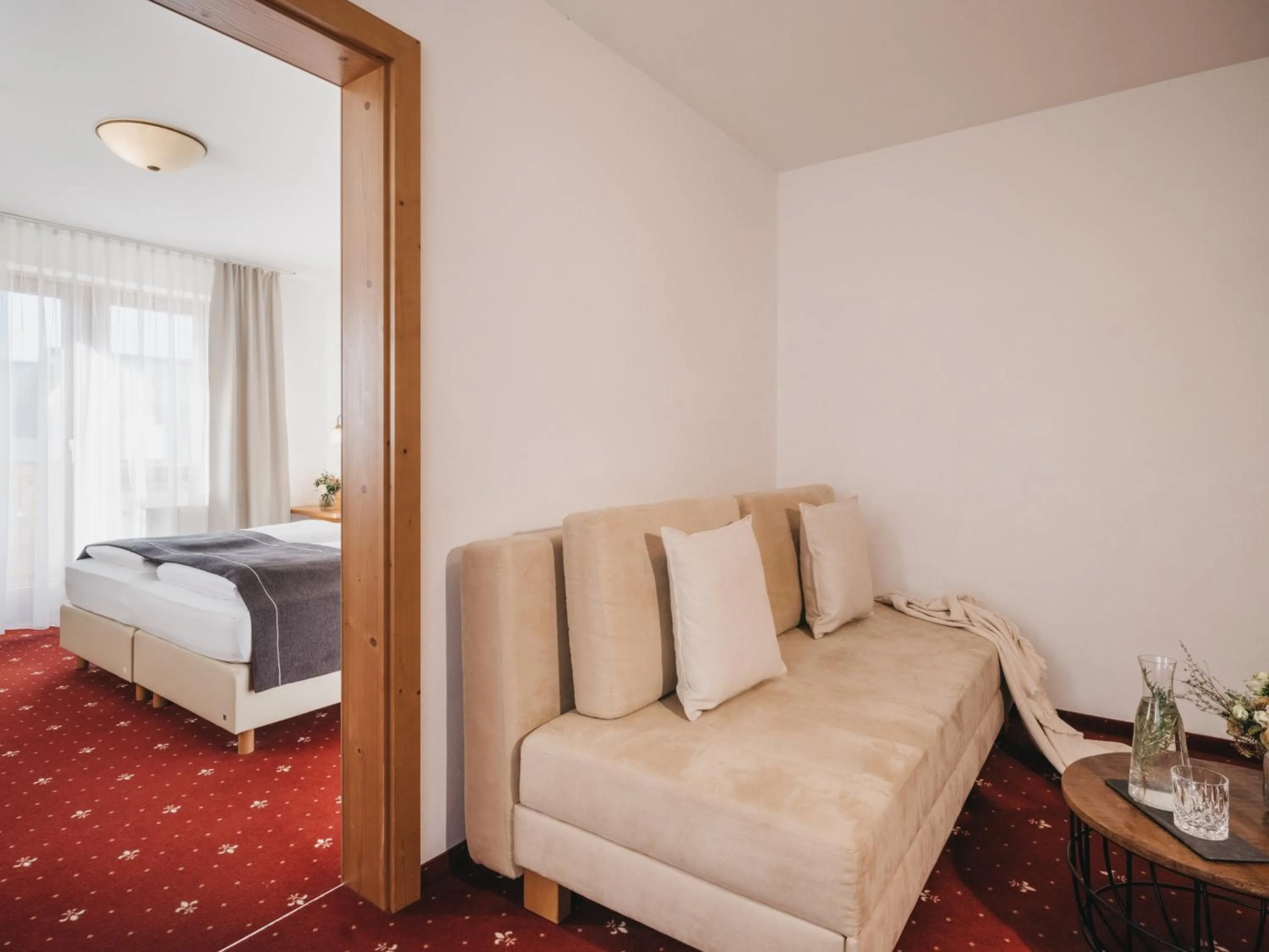 Photo of the whole room in Hotel Vier Jahreszeiten by VAYA