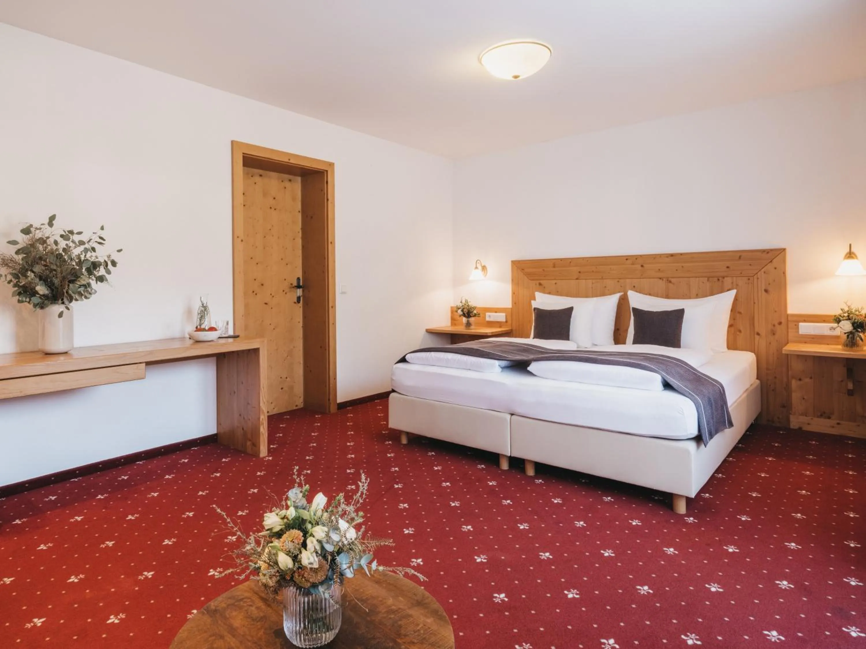 Photo of the whole room in Hotel Vier Jahreszeiten by VAYA