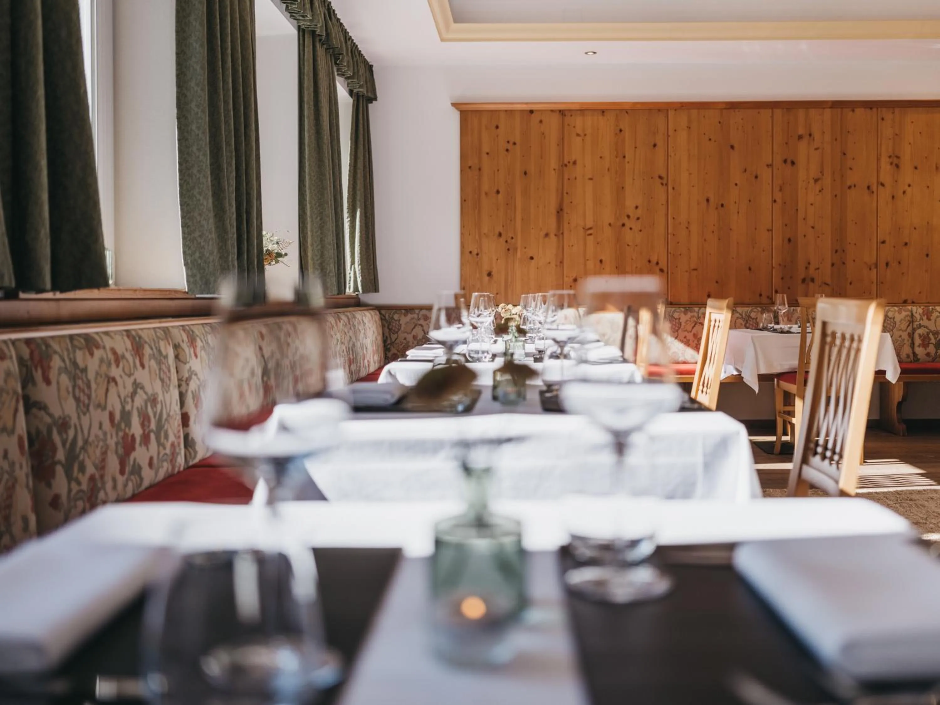 Restaurant/places to eat in Hotel Vier Jahreszeiten by VAYA