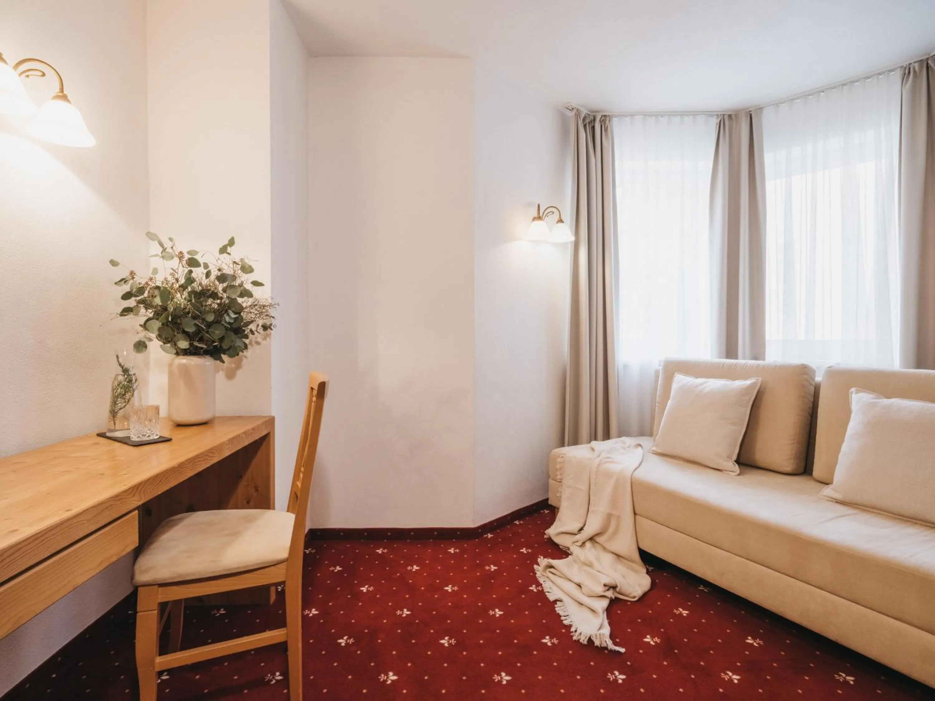 Seating area in Hotel Vier Jahreszeiten by VAYA