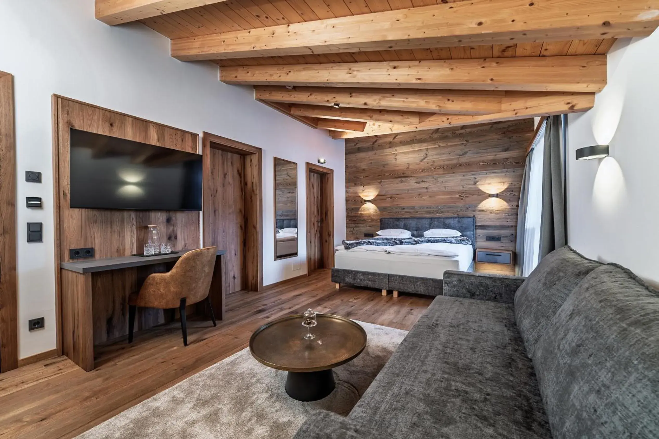 Junior Suite with Balcony in Hotel Vier Jahreszeiten Junior Suite with Balcony in Hotel Vier Jahreszeiten