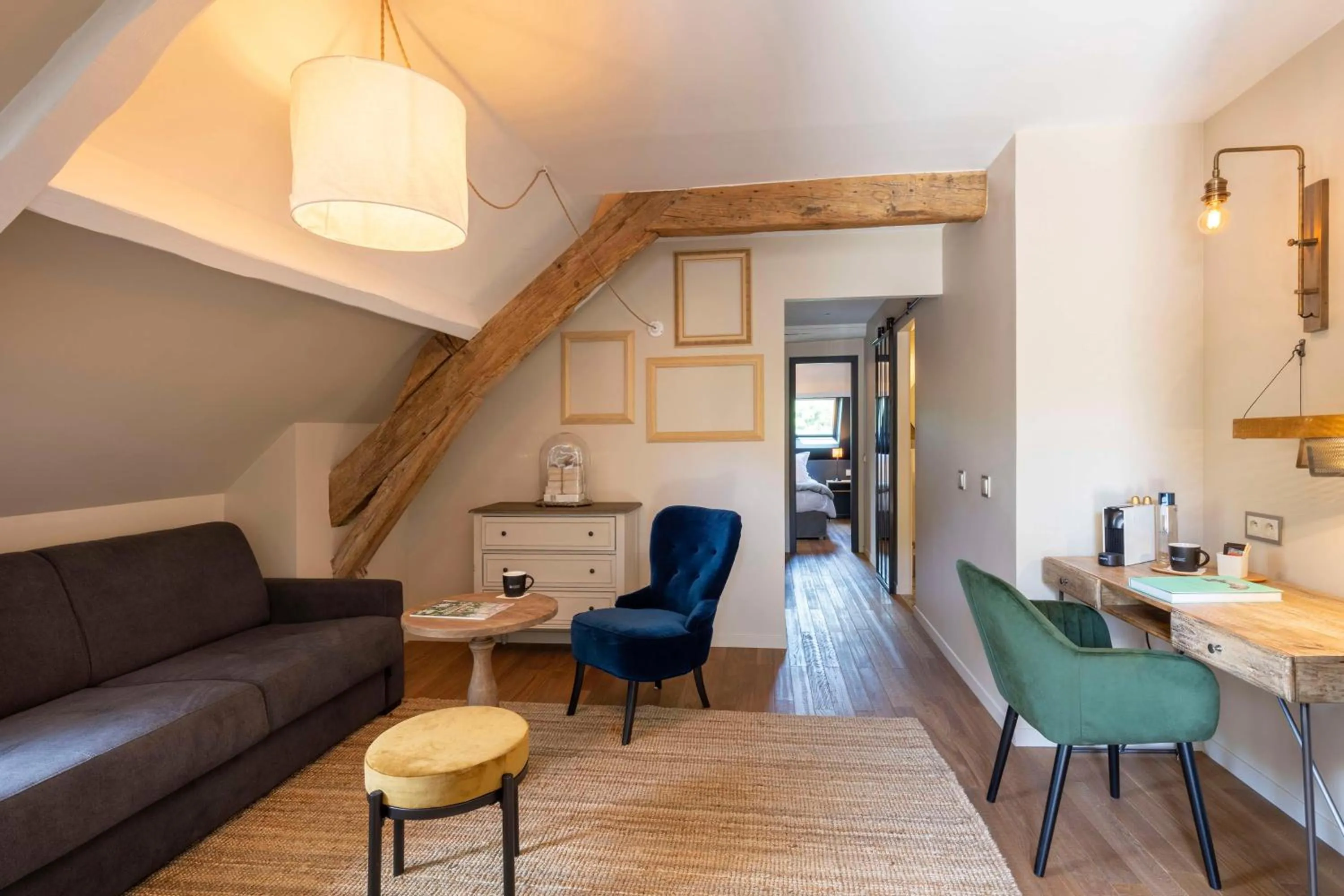 Photo of the whole room in Les Demeures de Varennes, BW Signature Collection