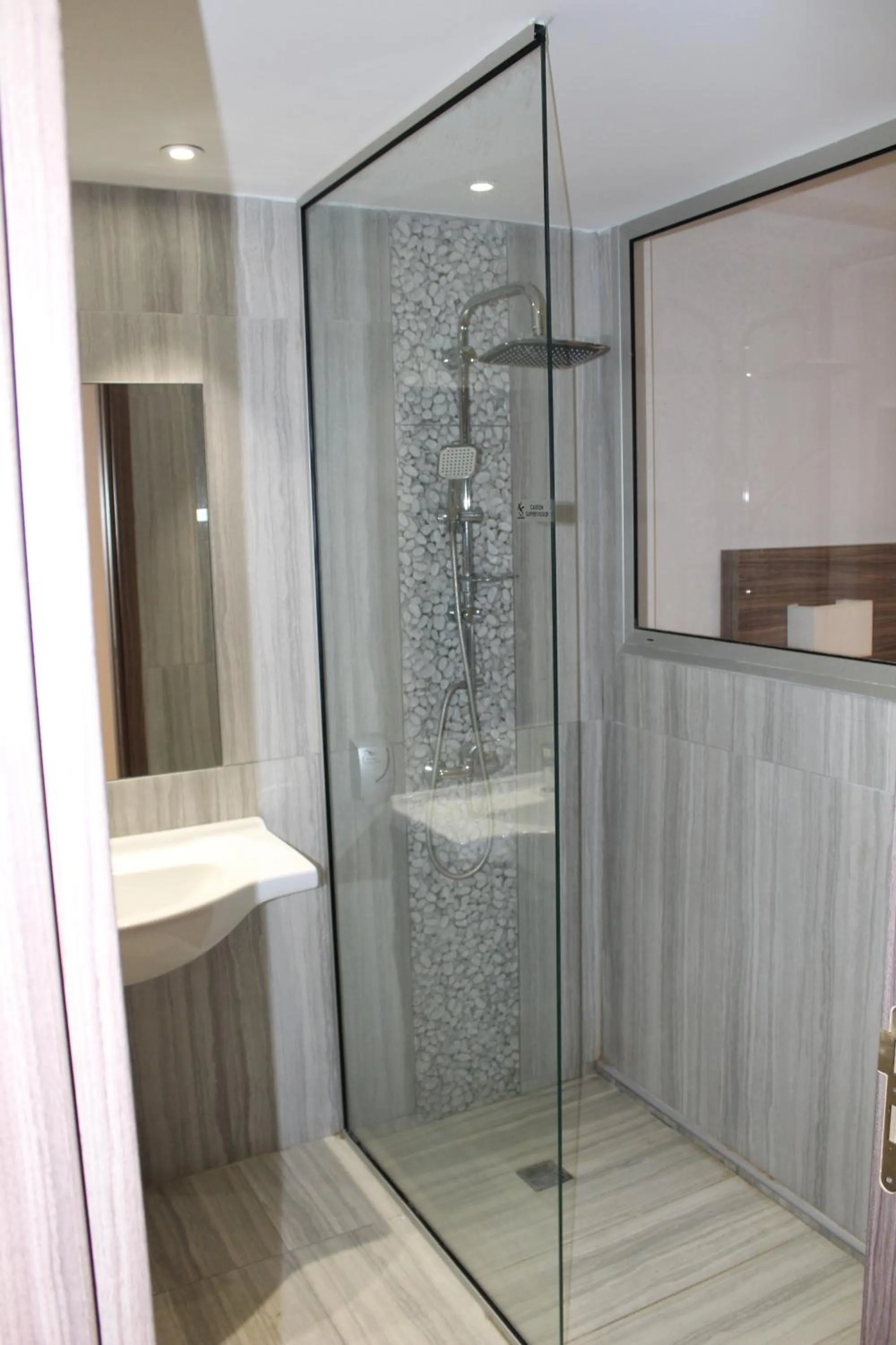 Shower in Fedrania Gardens Hotel