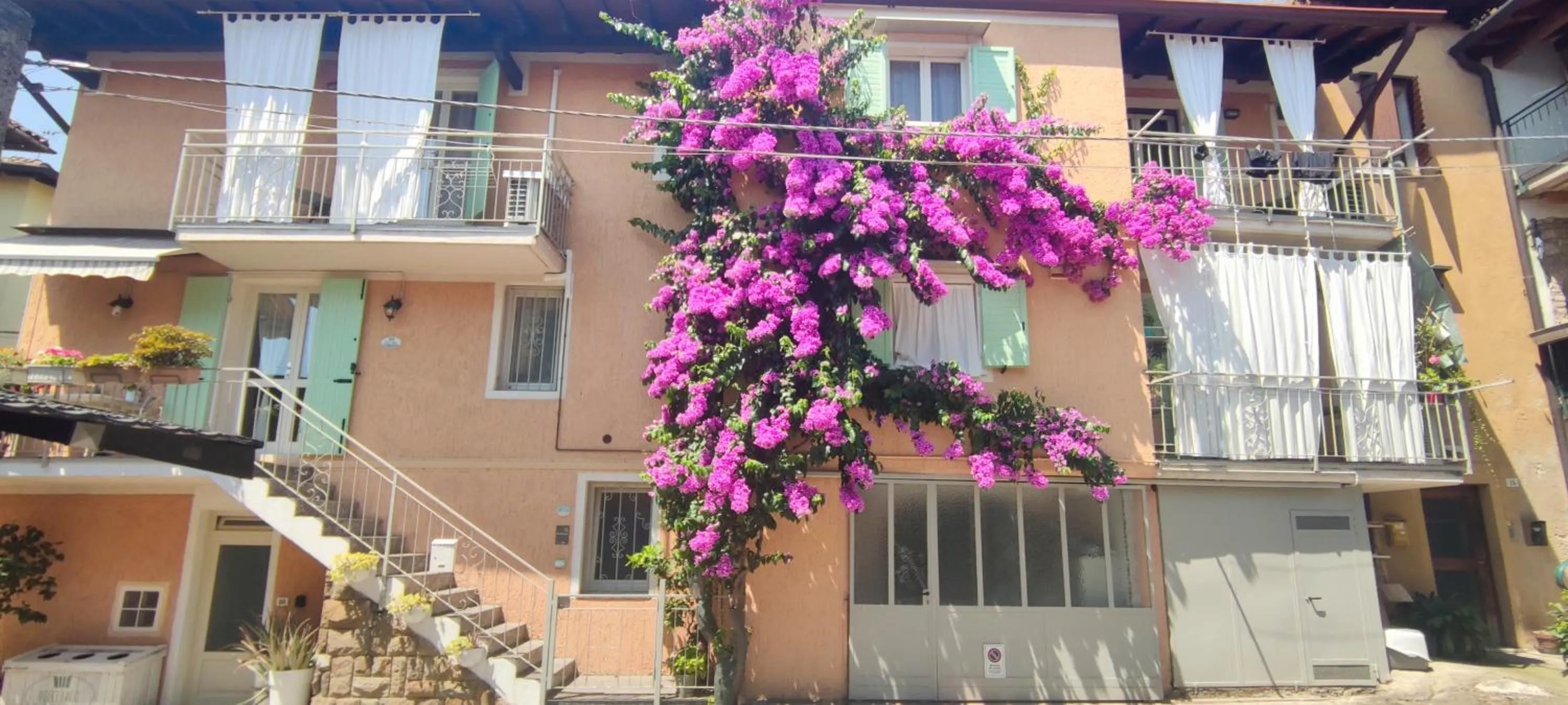 Facade/entrance in Dolce Lago B&B