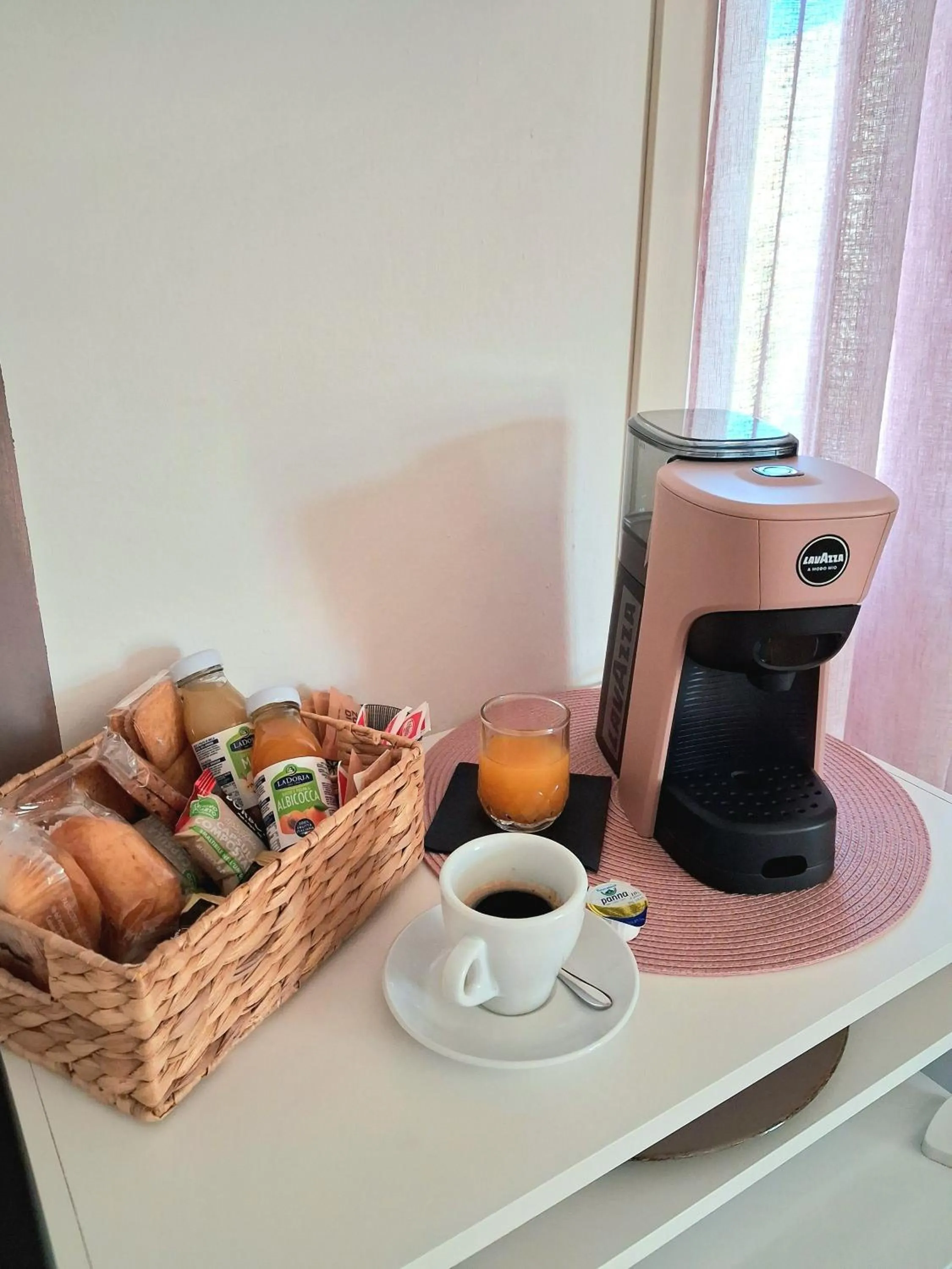 Coffee/tea facilities in Dolce Lago B&B