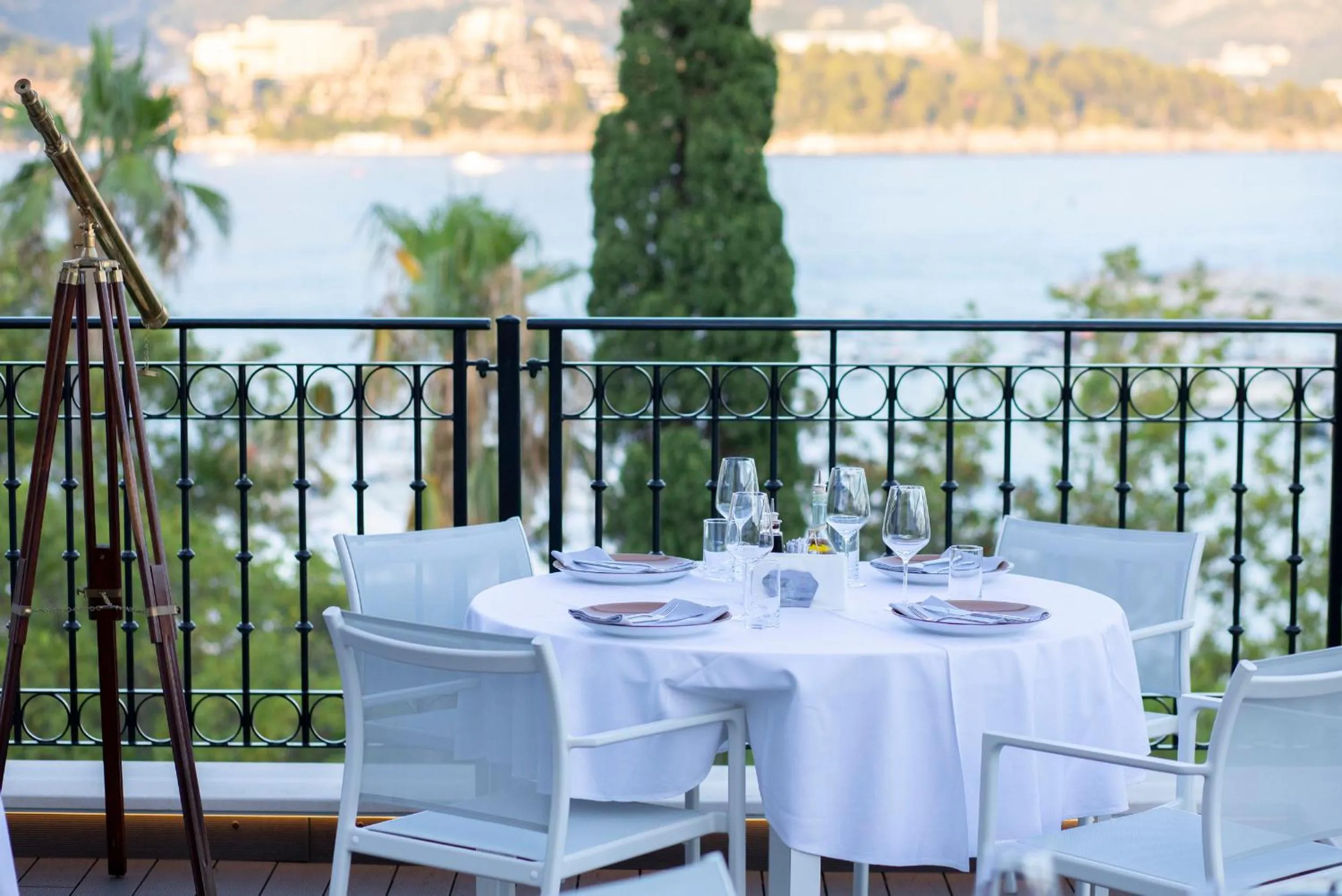 Restaurant/places to eat in Hotel Majestic