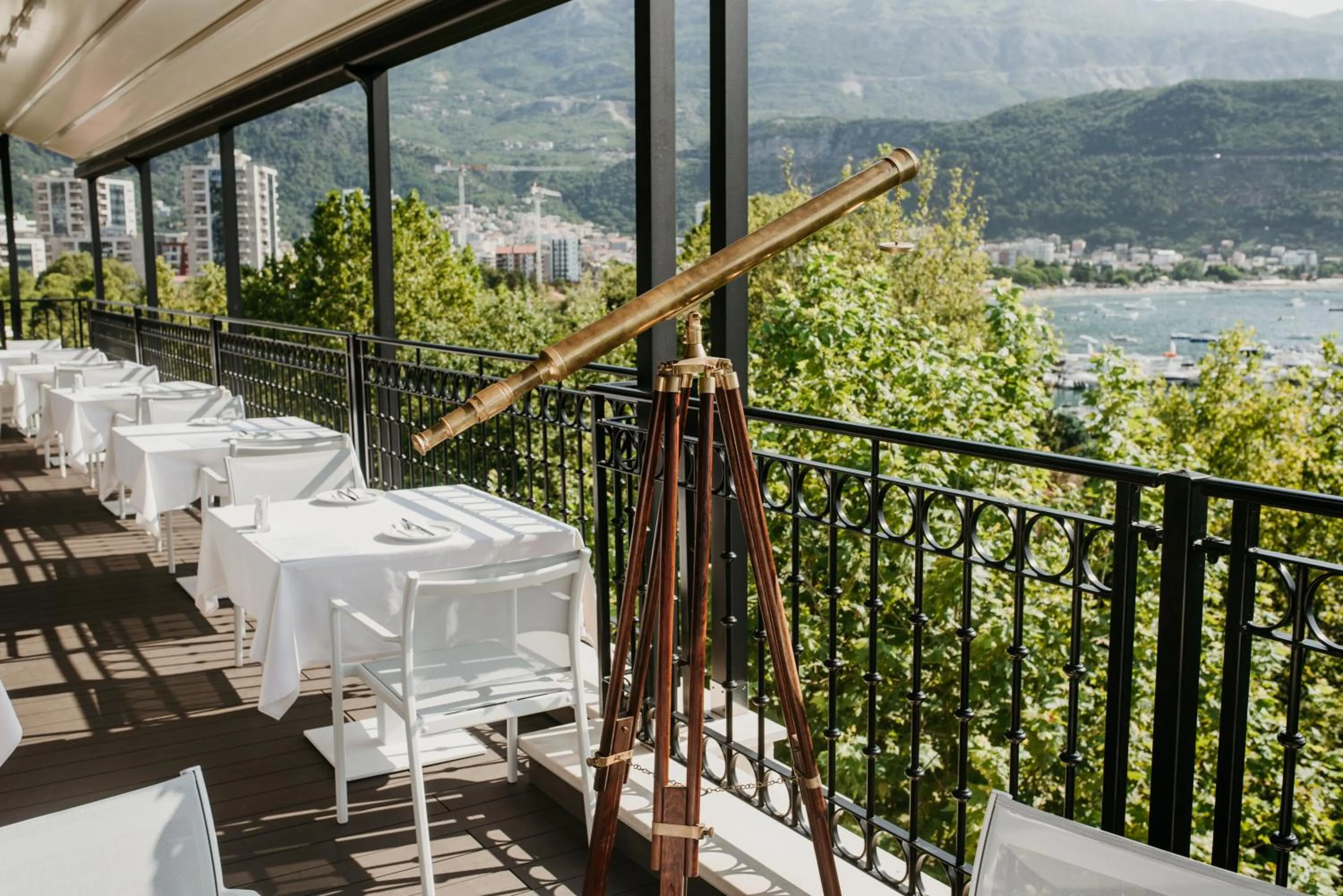 Restaurant/places to eat in Hotel Majestic