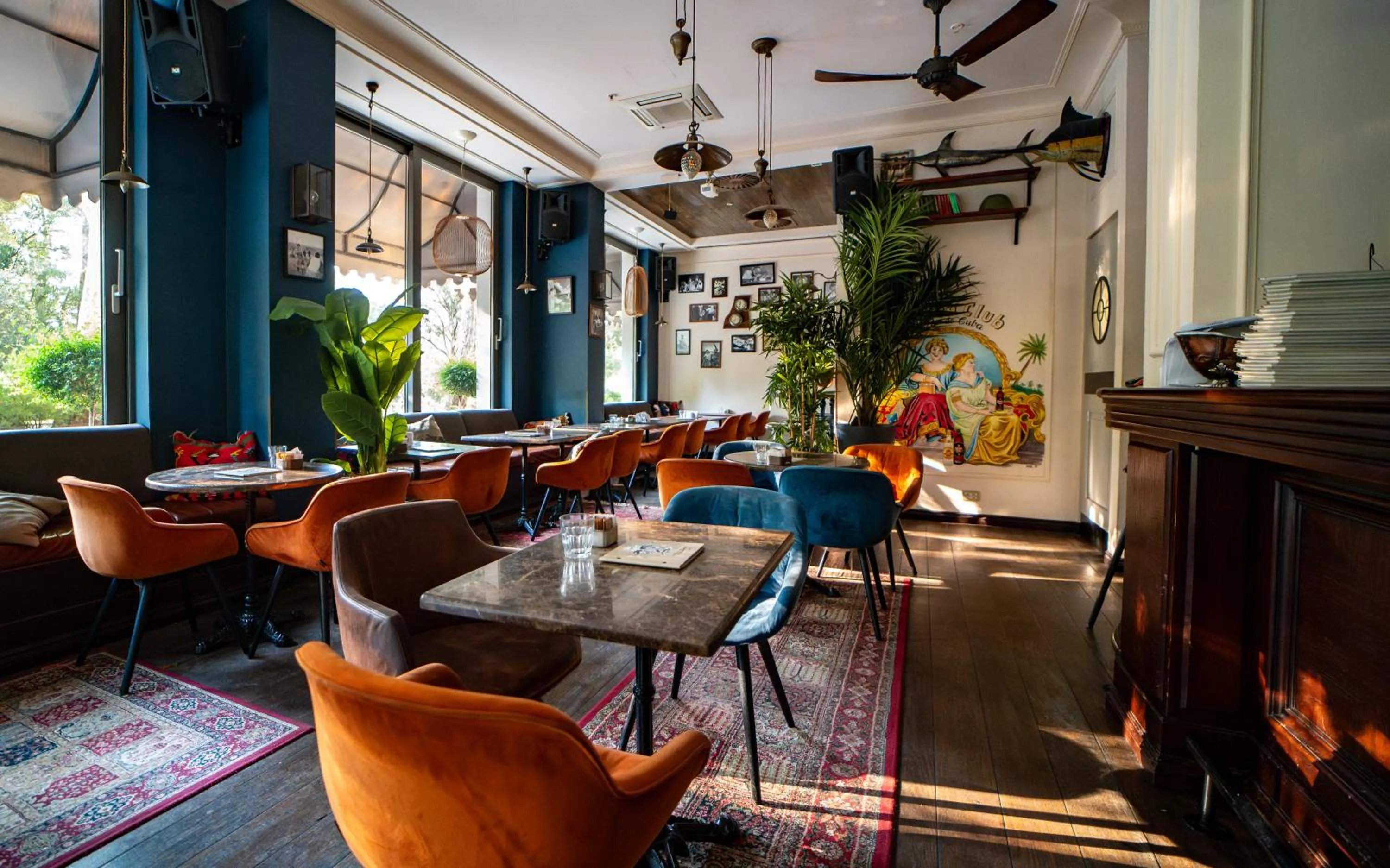 Restaurant/places to eat in Hotel Majestic