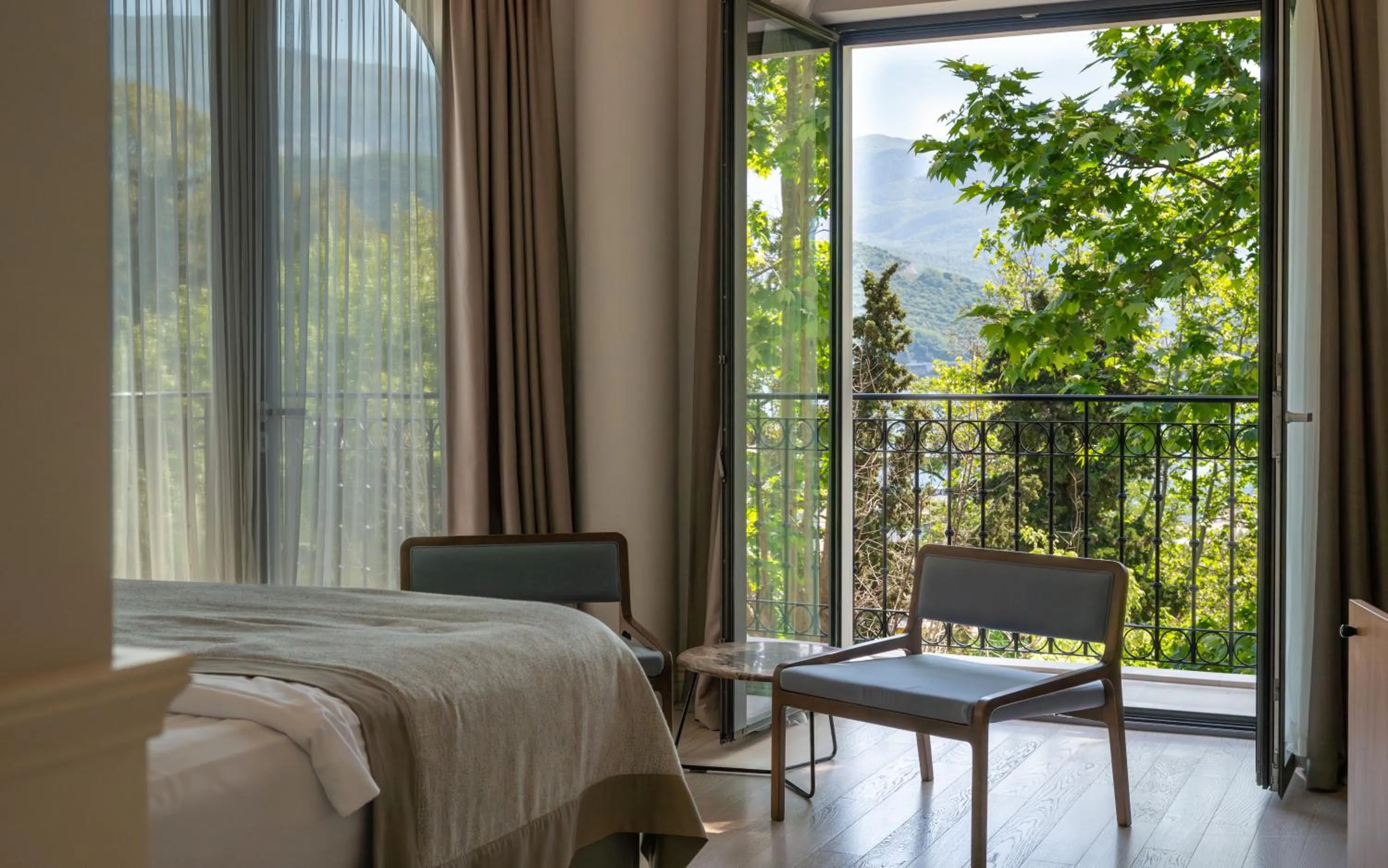 Natural landscape, Bed in Hotel Majestic