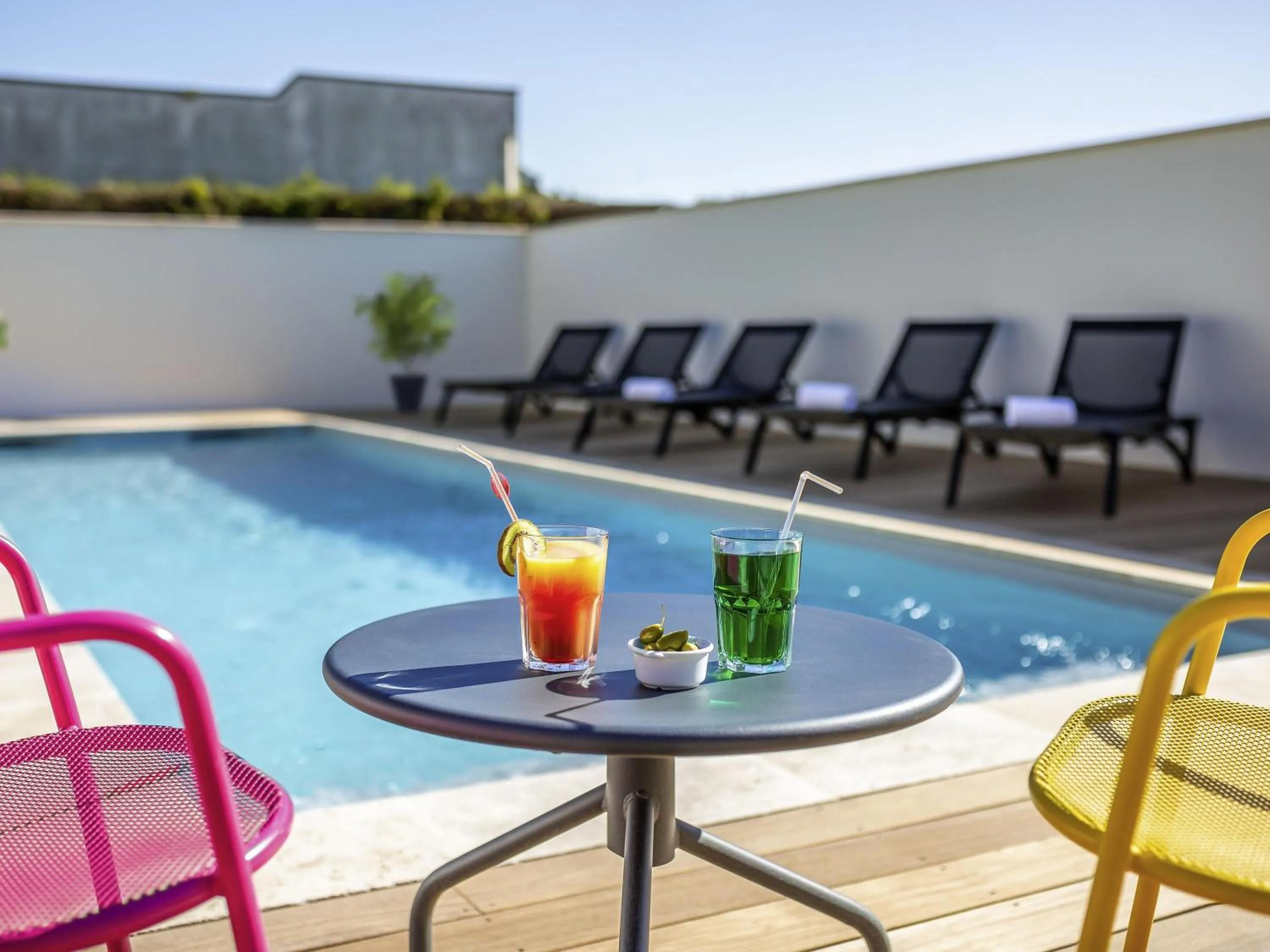 Pool view in ibis Carcassonne Est la Cité