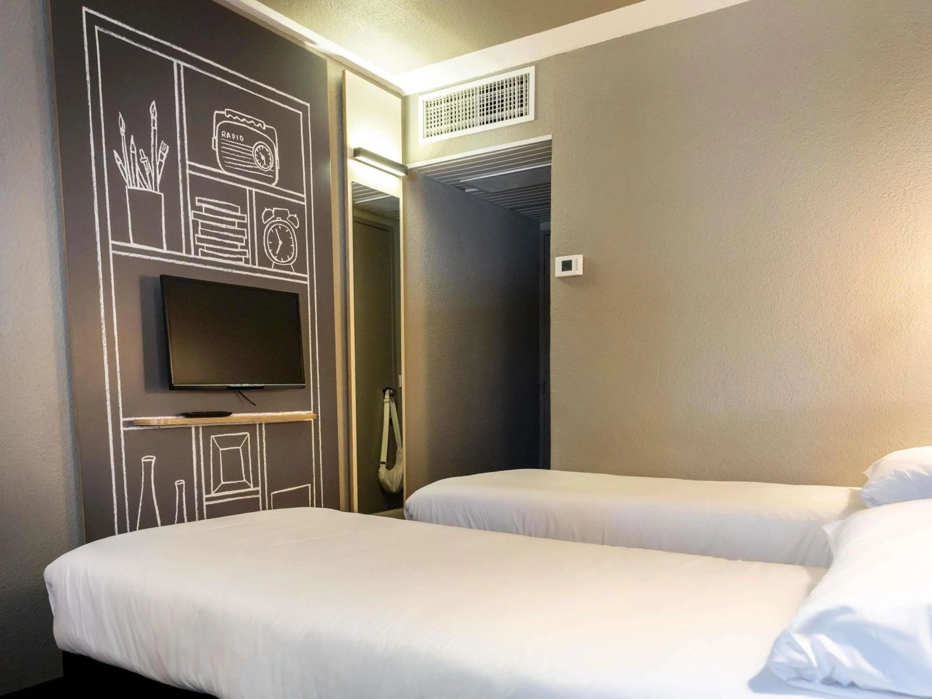 Bedroom, Bed in ibis Carcassonne Est la Cité