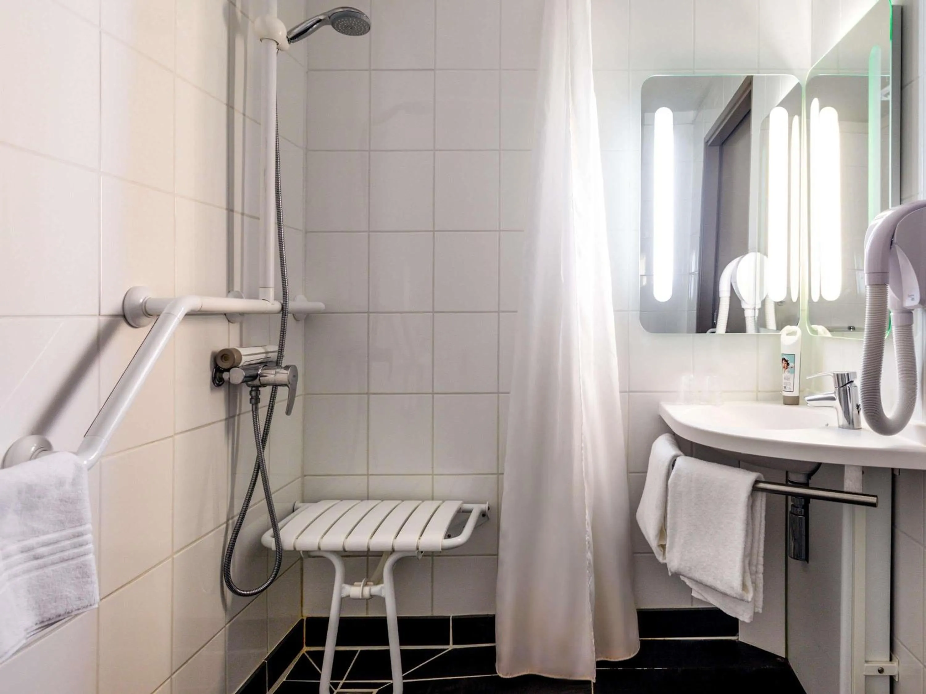 Bedroom in ibis Carcassonne Est la Cité