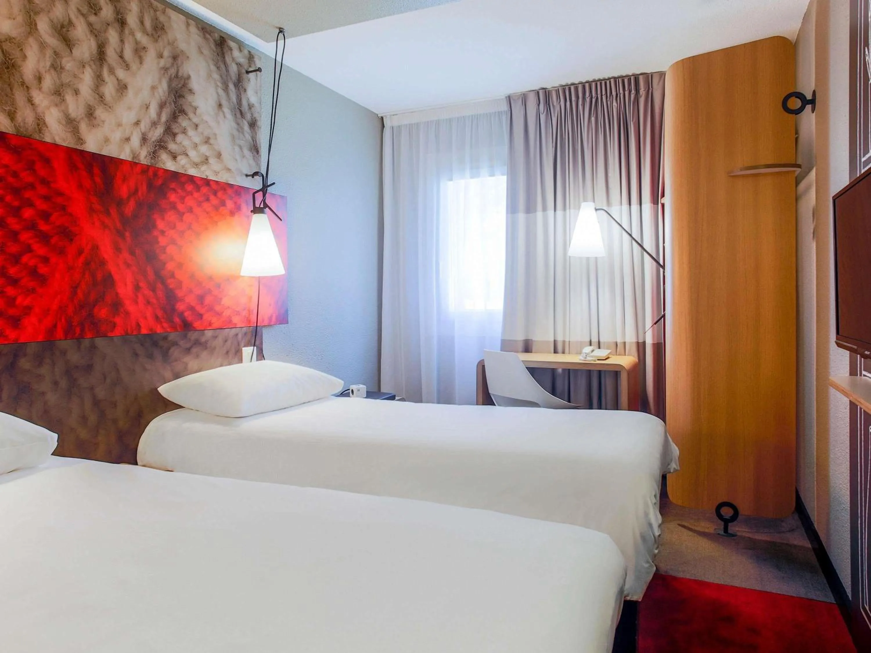 Bedroom, Bed in ibis Carcassonne Est la Cité