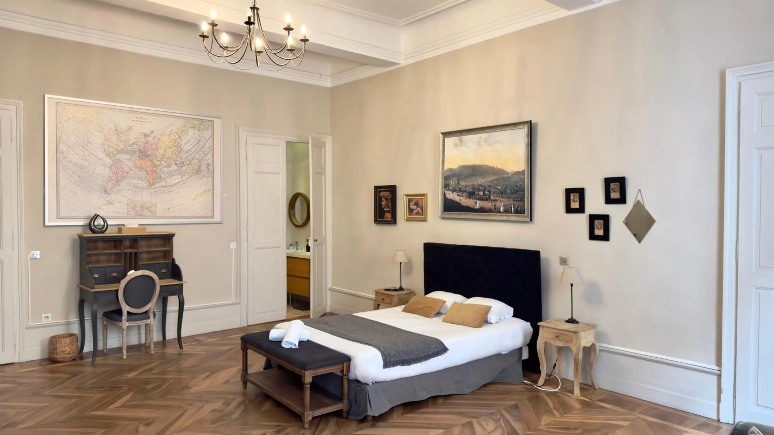 Bedroom, Bed in Les Suites de Sautet - Chambéry centre