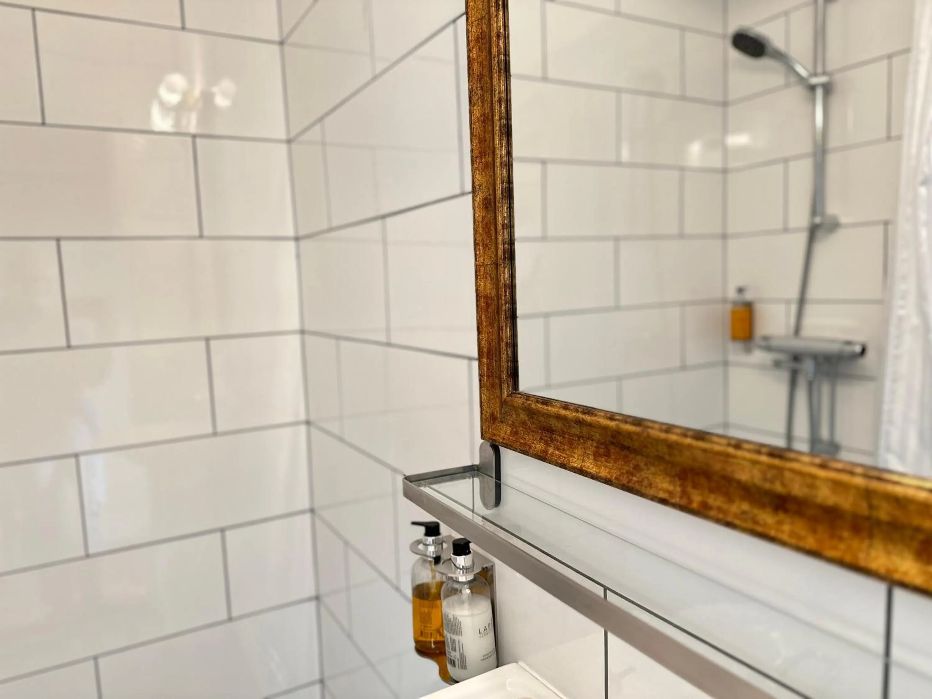 Shower in Hotel Victoria