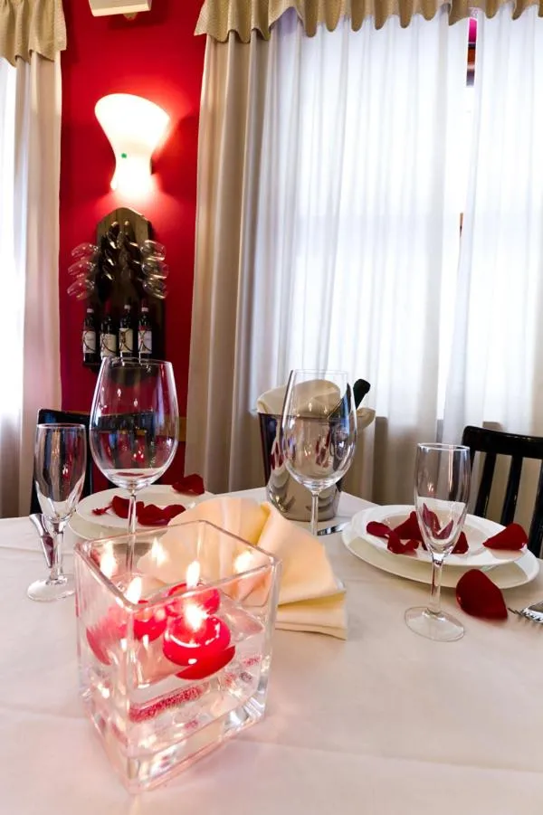 Restaurant/places to eat in Hotel Corona