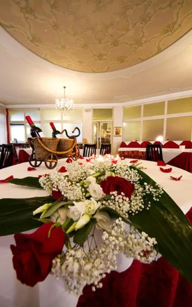 Restaurant/places to eat in Hotel Corona