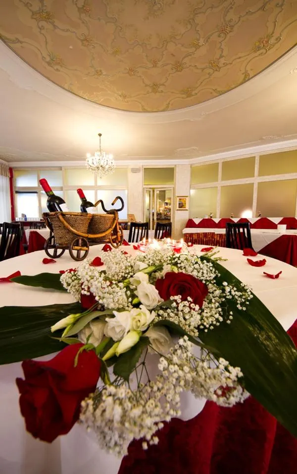 Restaurant/places to eat in Hotel Corona