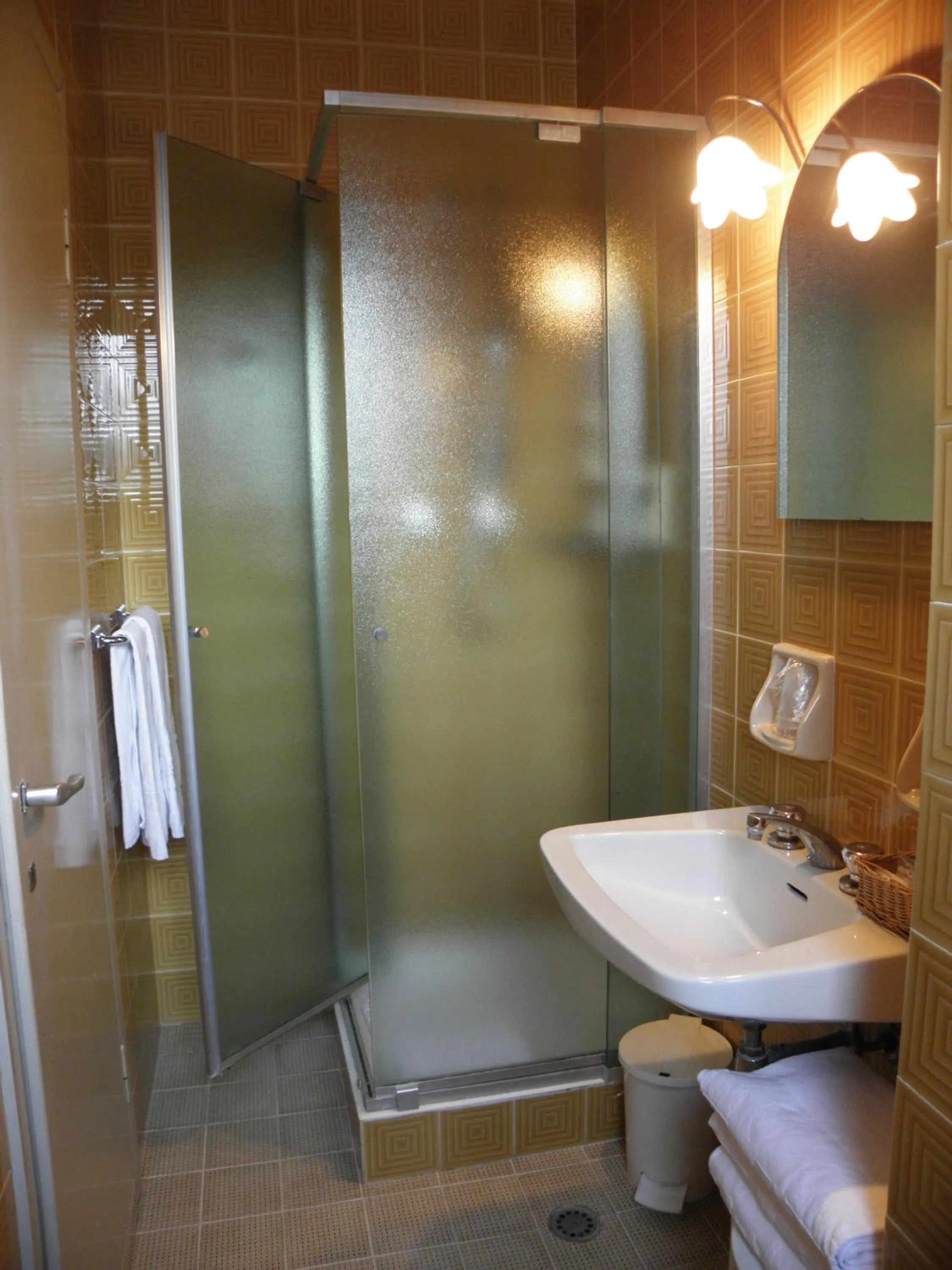 Bathroom in Hotel Corona