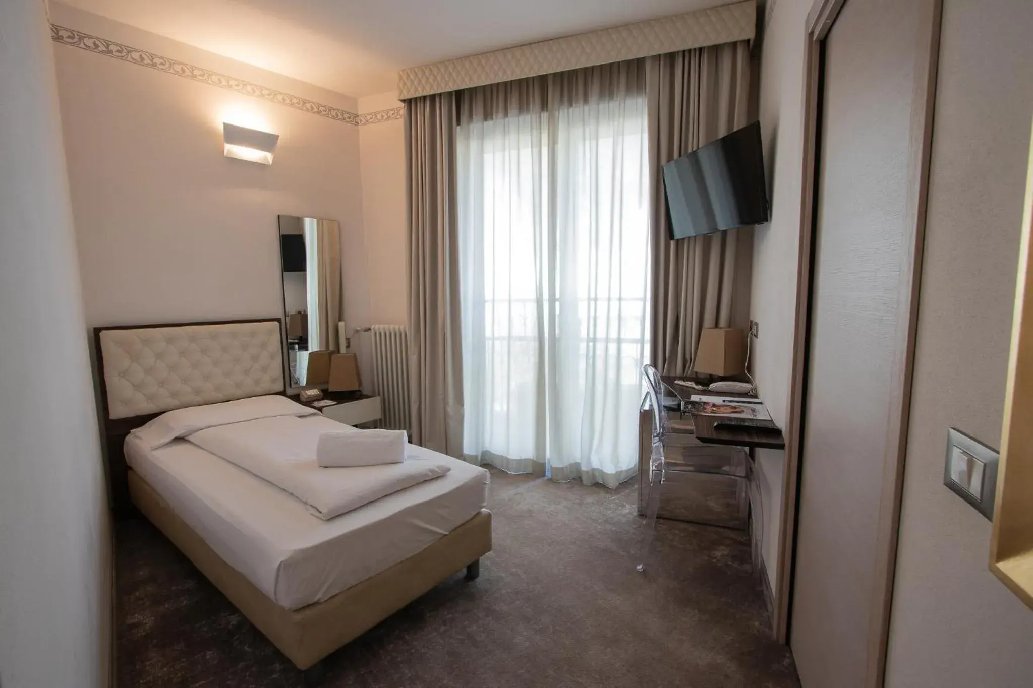 Standard Single Room in Hotel Corona Standard Single Room in Hotel Corona