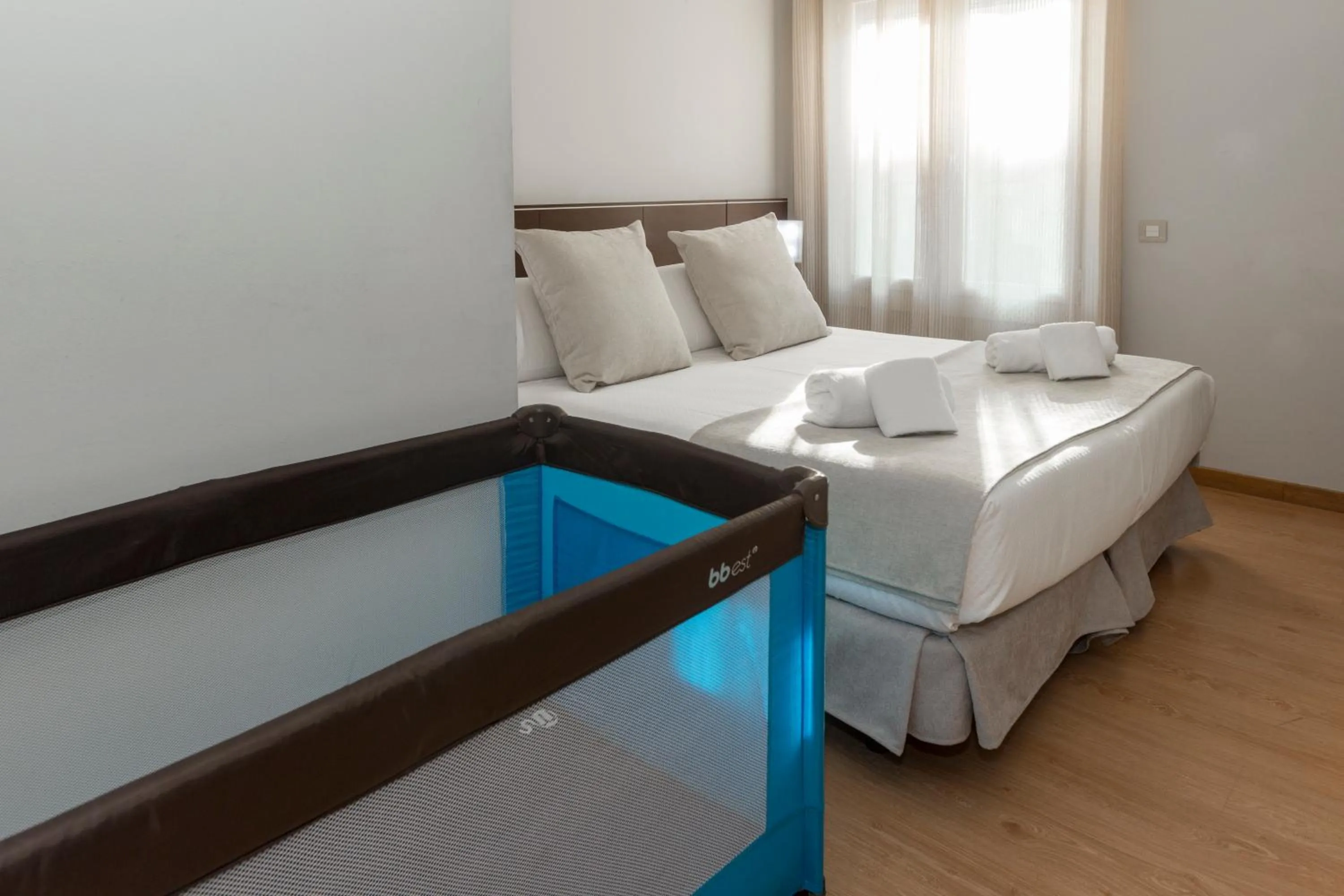 Day, Bed in Amister Apartments