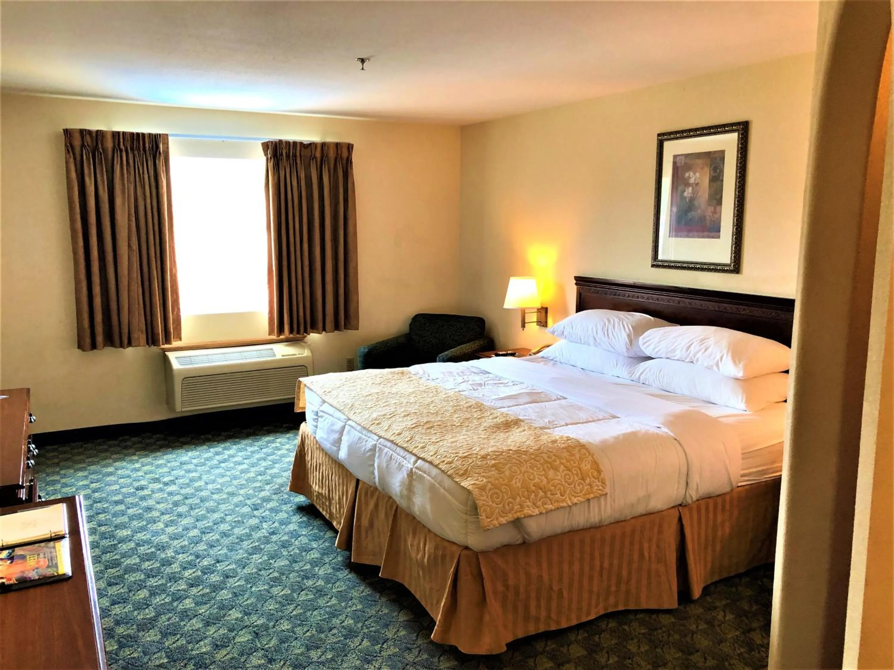 Bed in Howard Johnson by Wyndham Branson