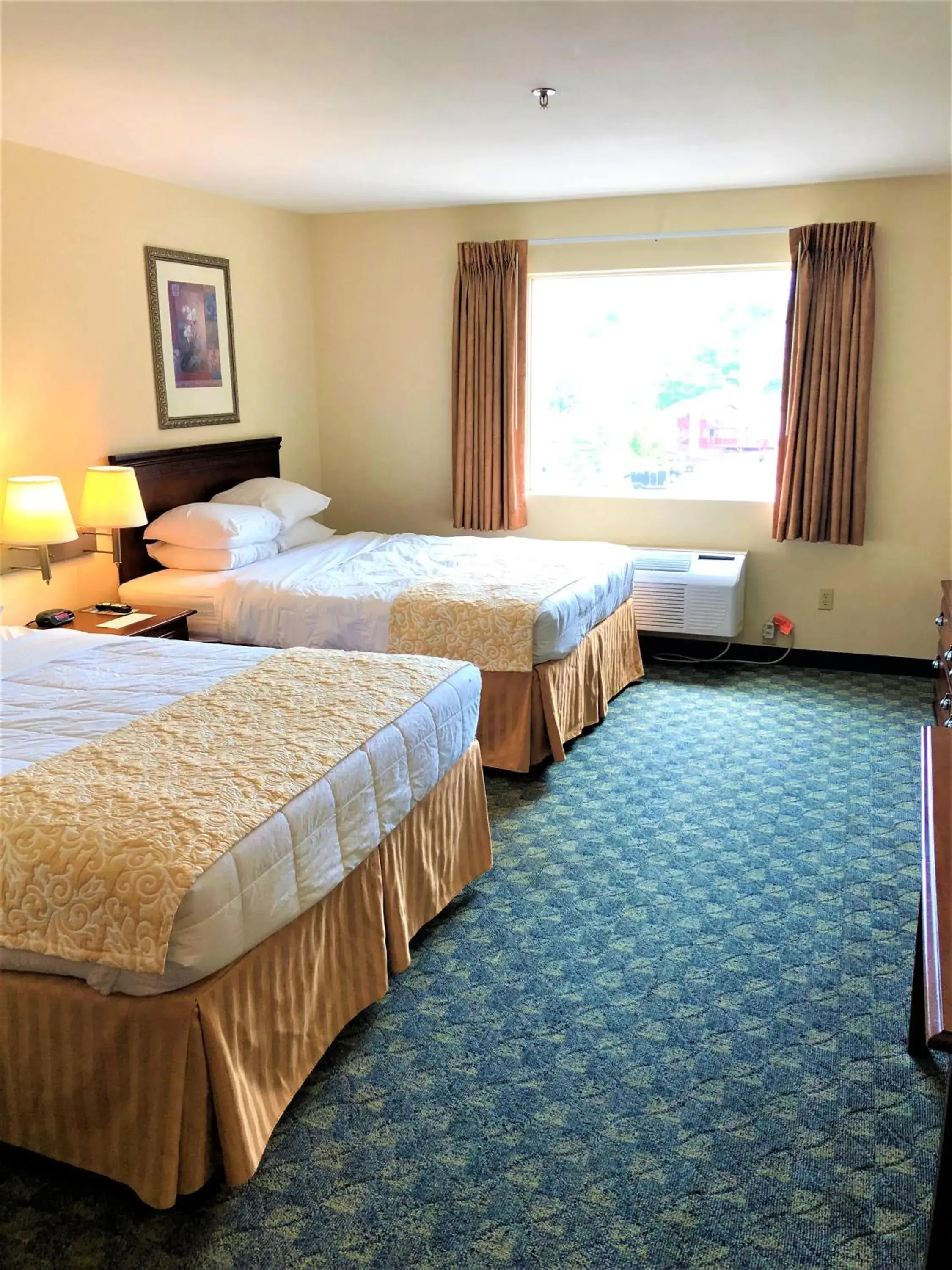 Bed in Howard Johnson by Wyndham Branson