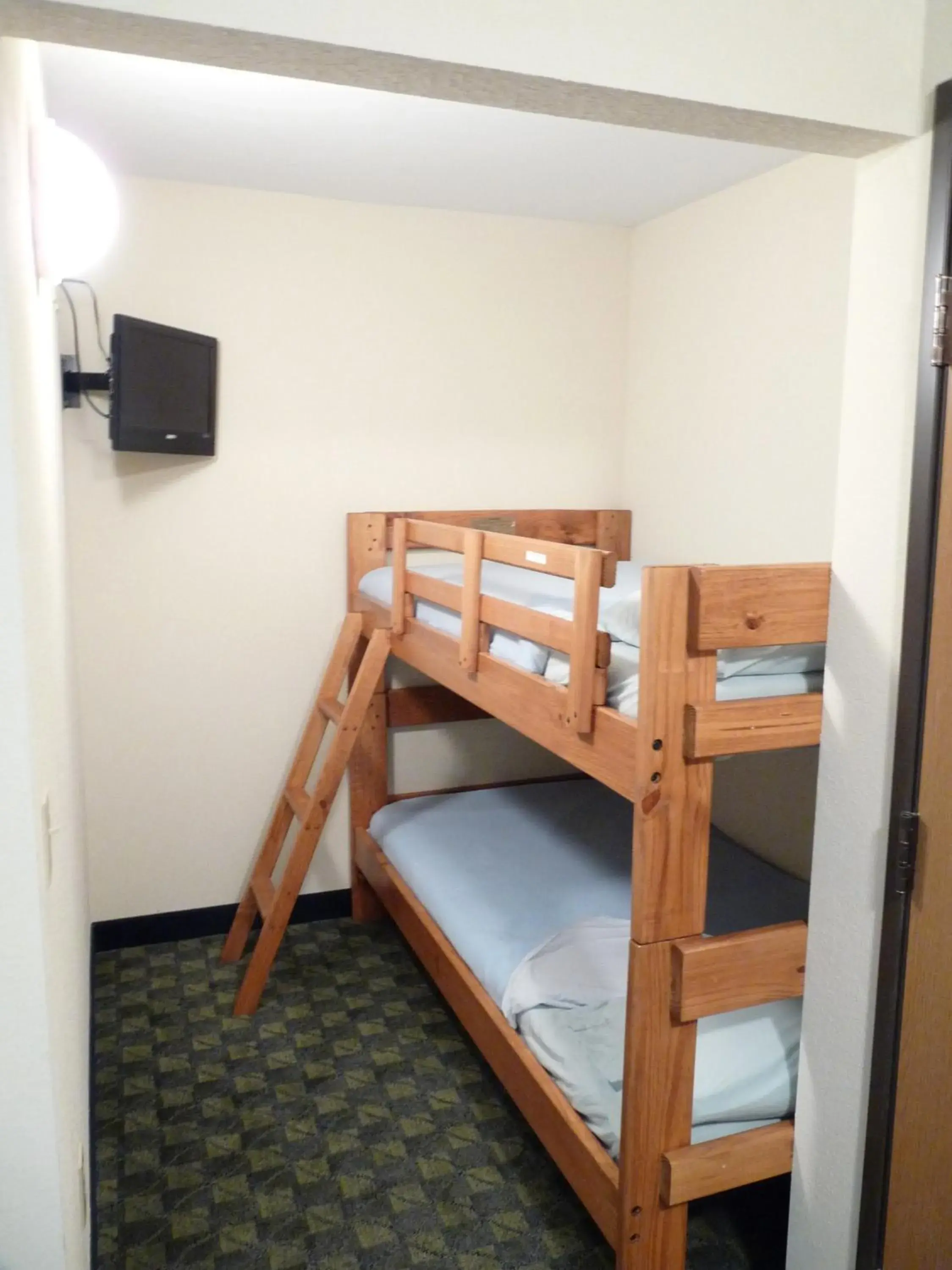 bunk bed in Howard Johnson by Wyndham Branson