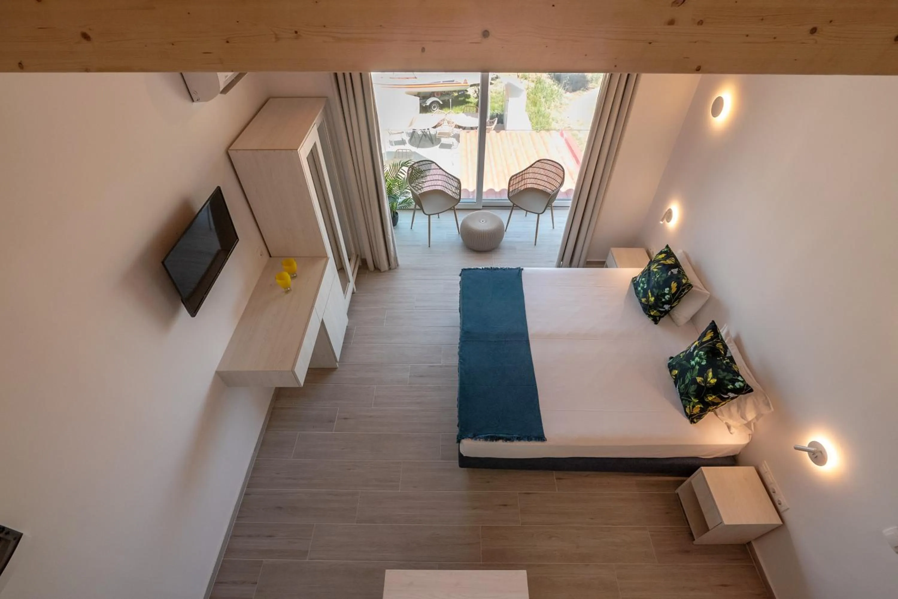 Photo of the whole room, Bed in GT Beach