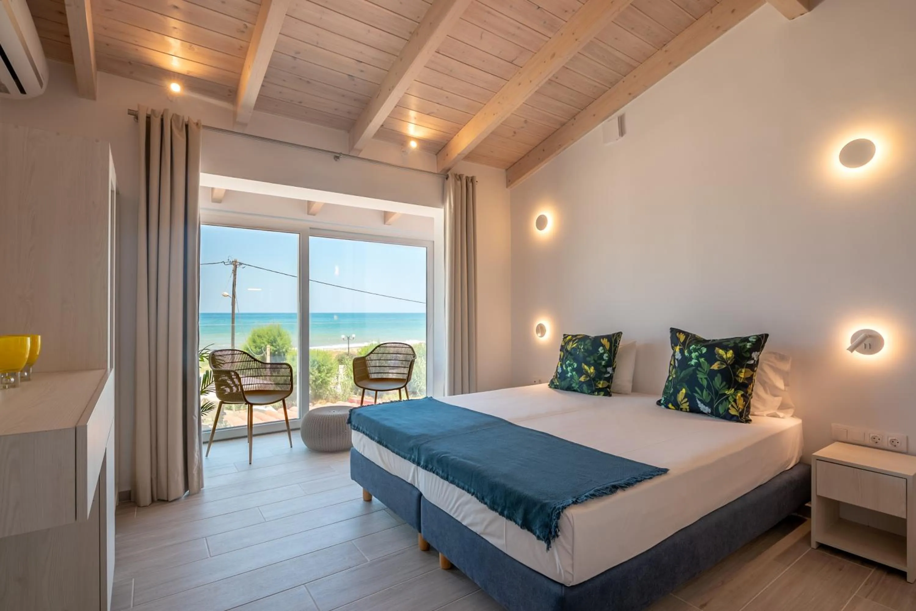 Photo of the whole room, Bed in GT Beach