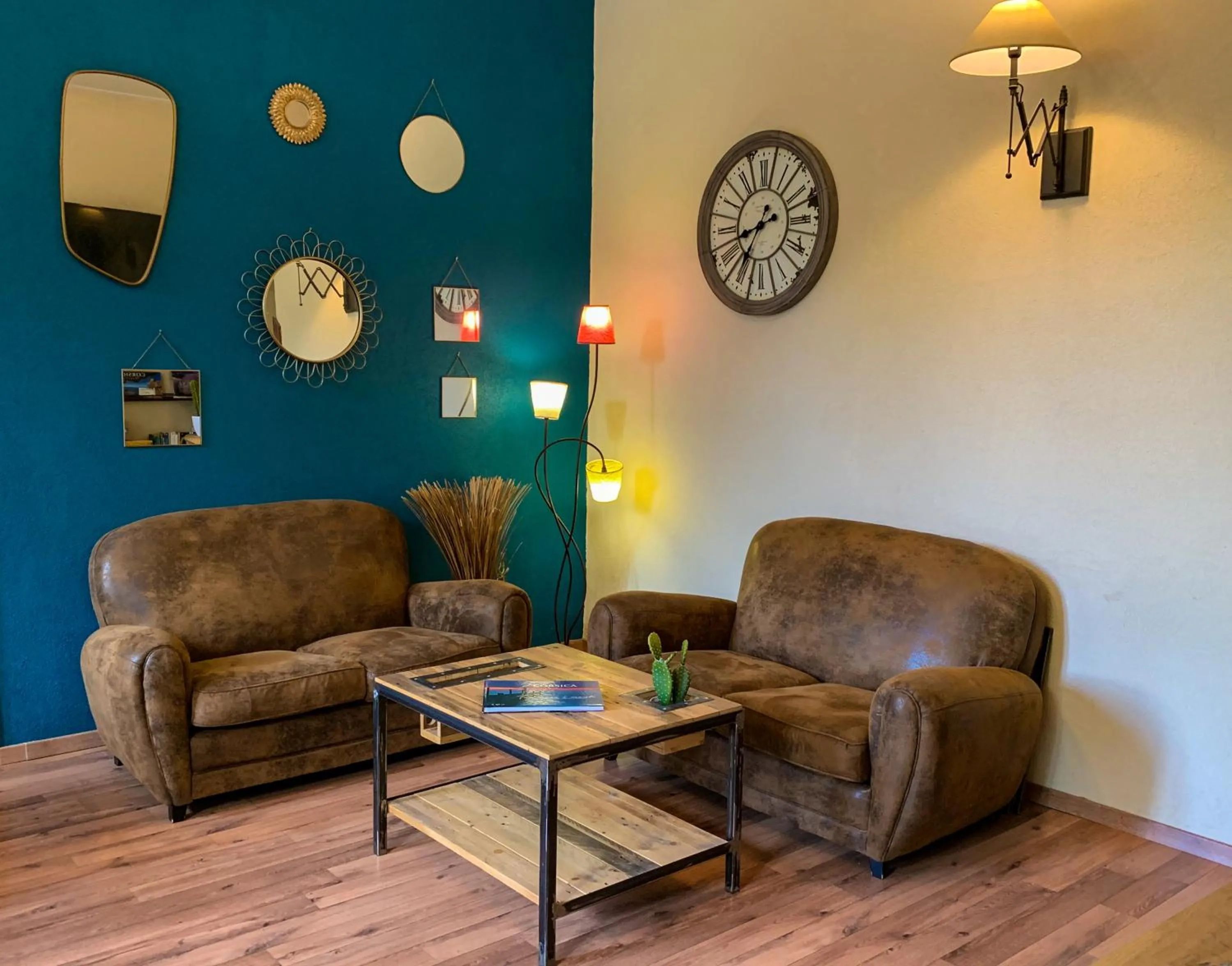 Communal lounge/ TV room in Hôtel Duc De Padoue