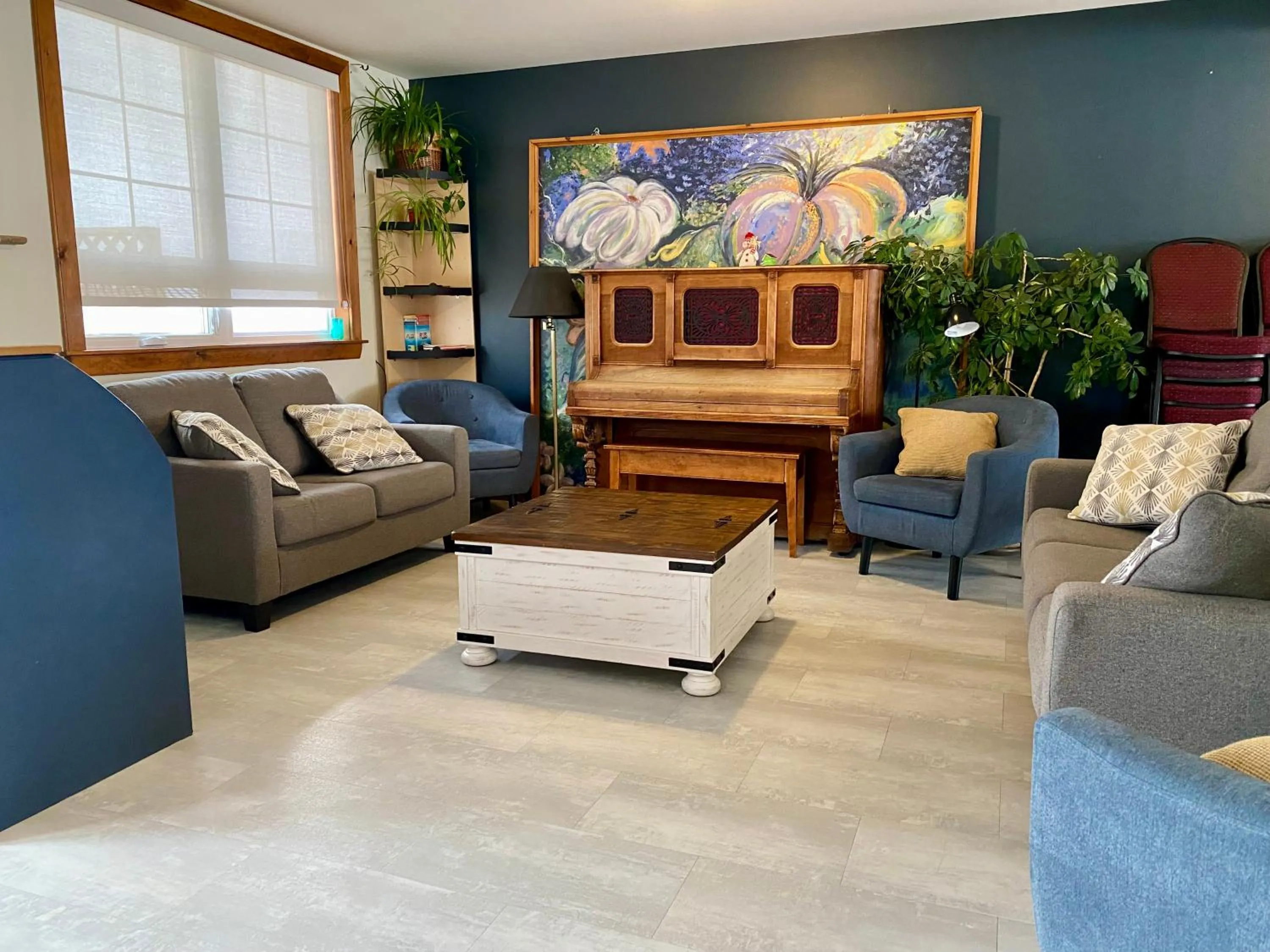 Communal lounge/ TV room in Auberge de Gros-Cap