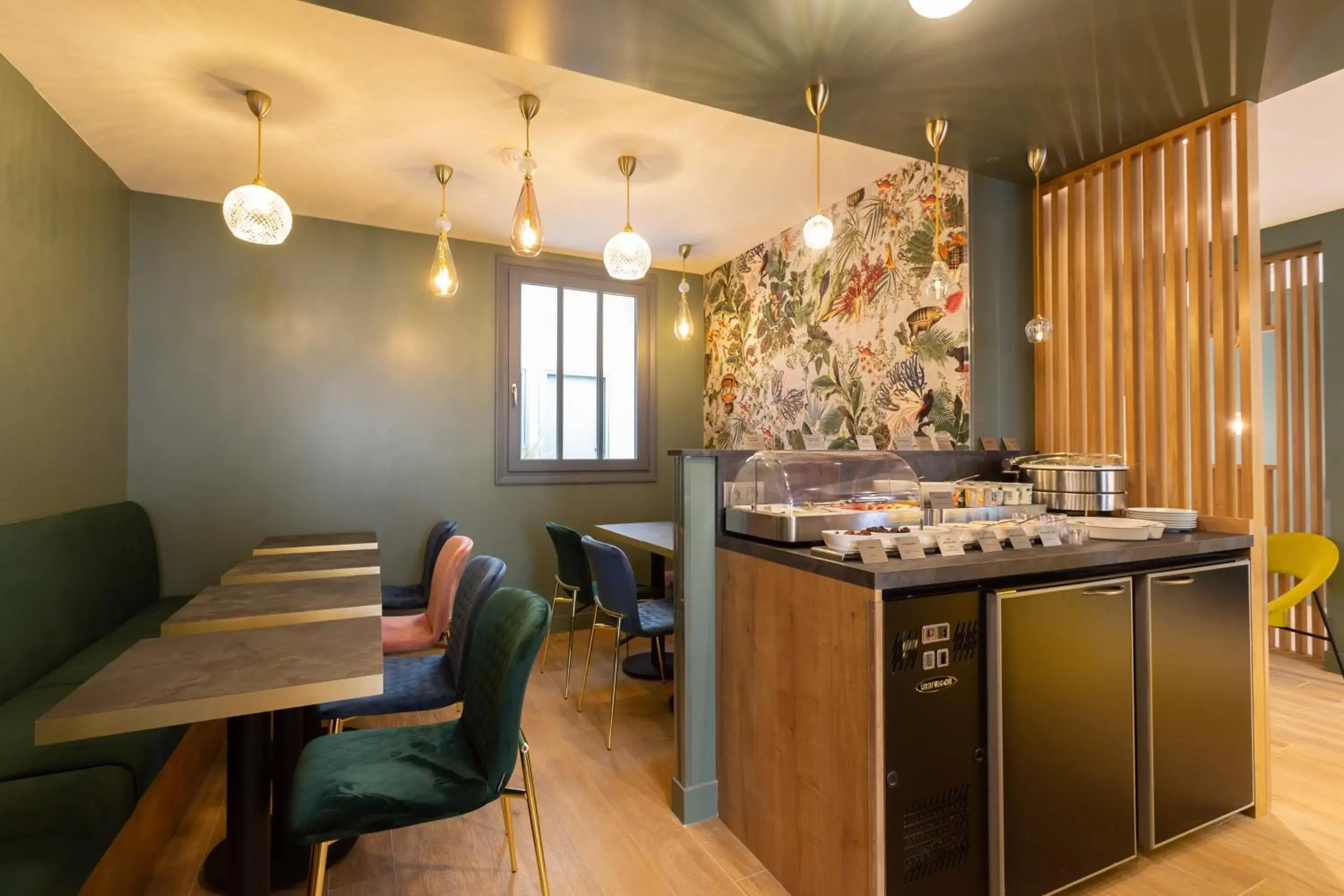 Breakfast in LOGIS Hôtel 15 Montparnasse Breakfast in LOGIS Hôtel 15 Montparnasse